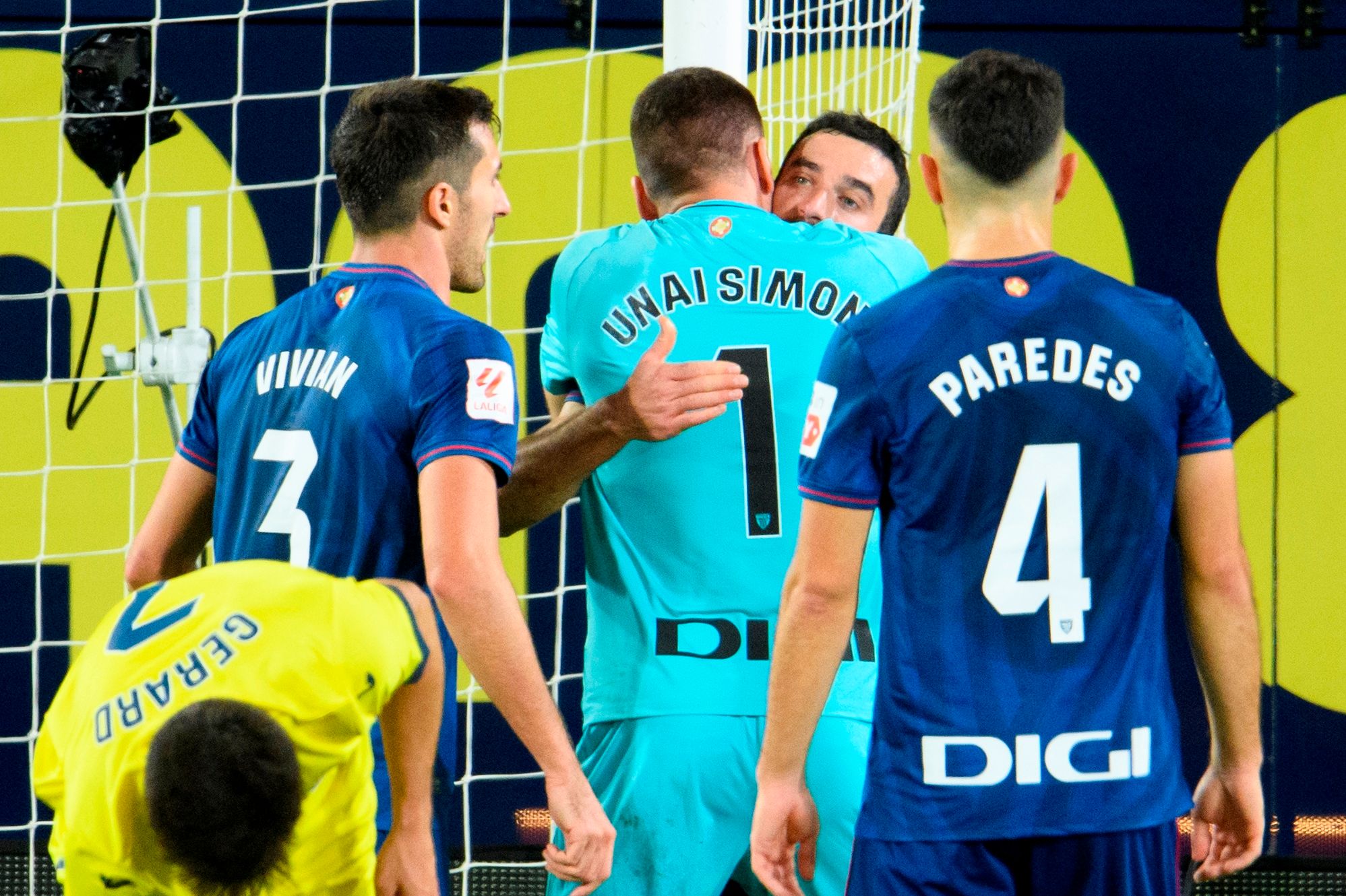 Abrazo de Unai Simón a Iñigo Lekue tras su carrera defensiva en el partido ante el Villarreal CF en La Cerámica.