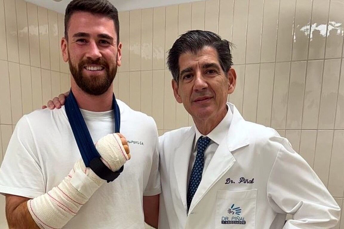  El portero del Athletic Club Unai Simón y su cirujano de la muñeca, el Doctor Piñal.