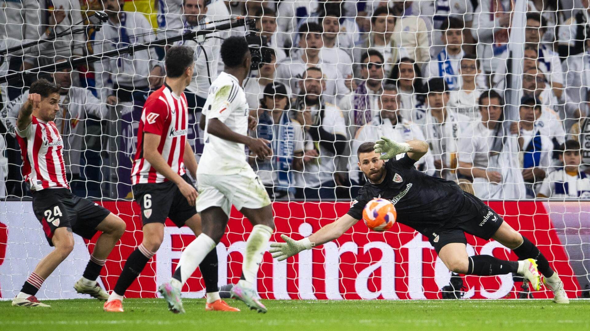  Unai Simón, ante el Real Madrid en el Bernabéu.