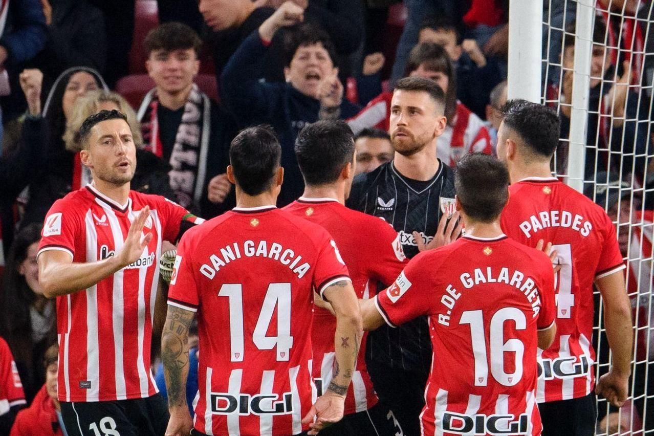  Unai Simón es felicitado por sus compañeros en un partido en San Mamés.
