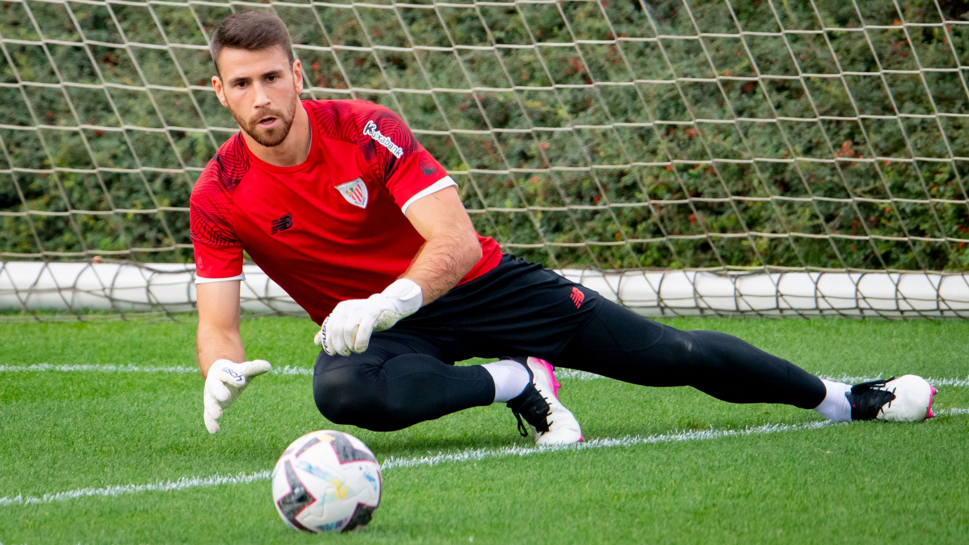  El portero Unai Simón se lanza a por un balón en Lezama.