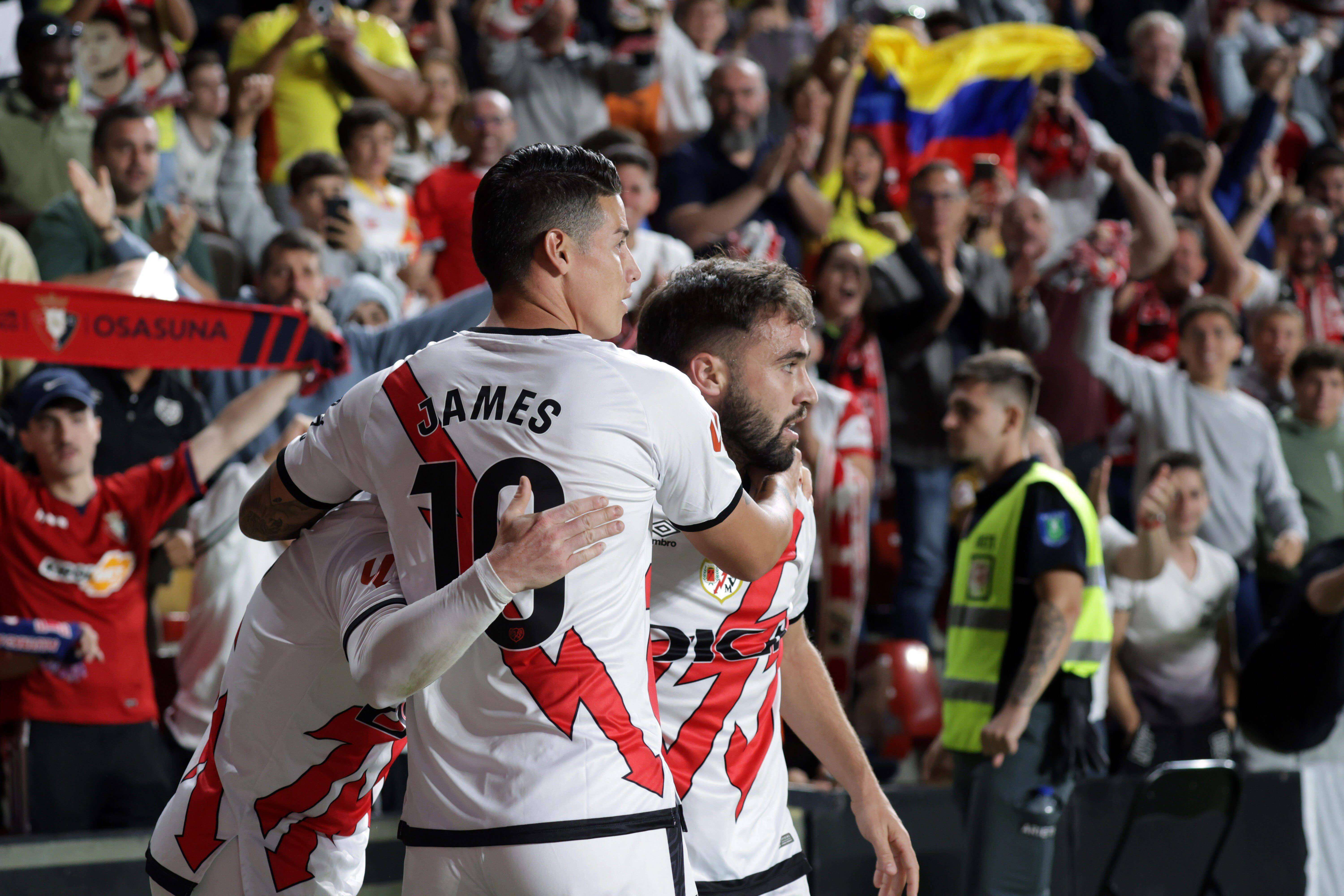Unai López con James Rodríguez celebrando un gol del Rayo (Cordon Press)
