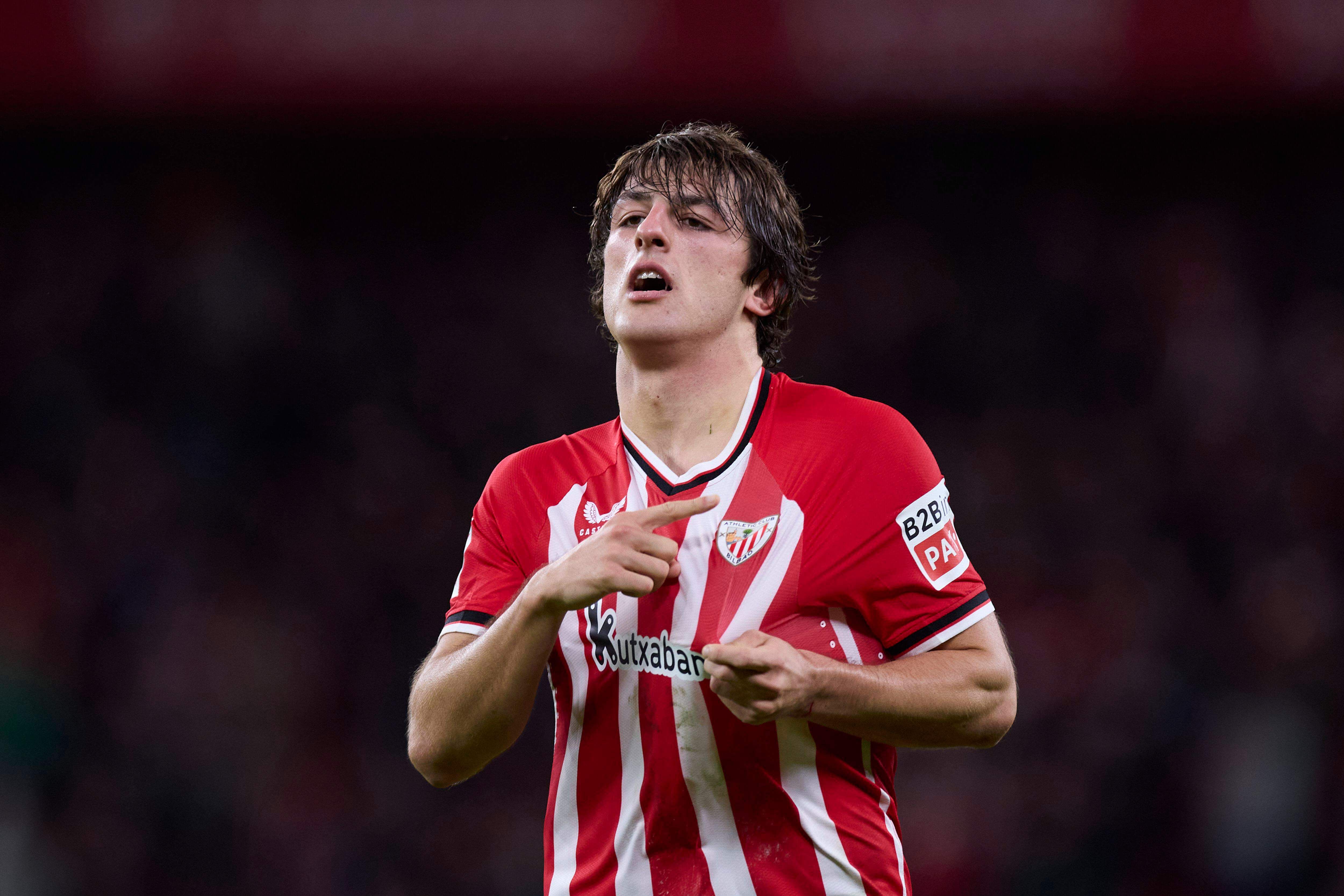  Unai Gómez se señala el escudo del Athletic en el partido de LALIGA EA SPORTS ante la UD Las Palmas.