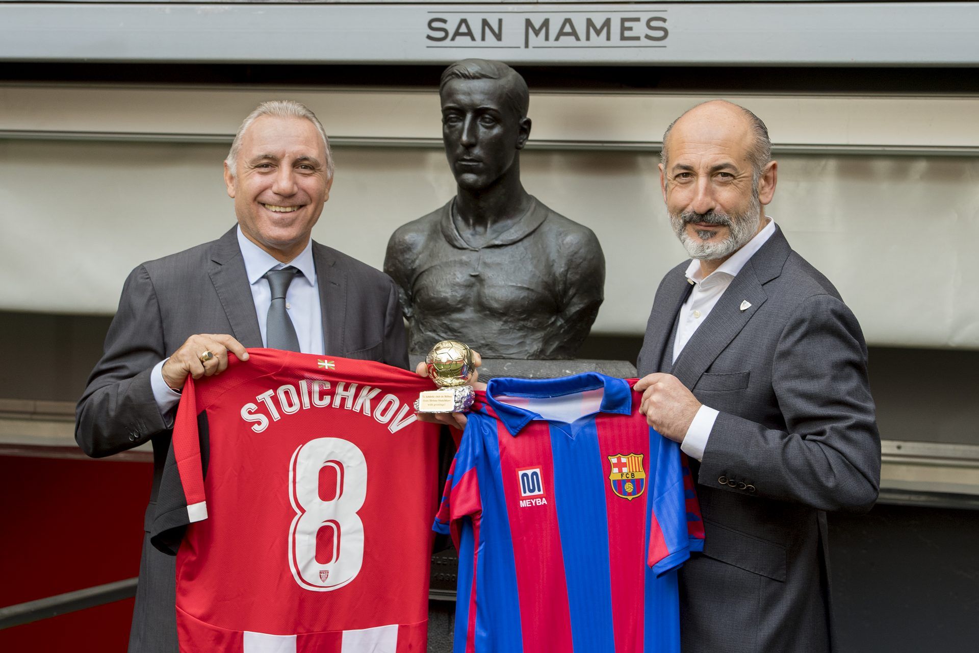 El búlgaro Hristo Stoichkov posaba así, en San Mamés, con unas camisetas junto al entonces presidente rojiblanco Aitor Elizegi.