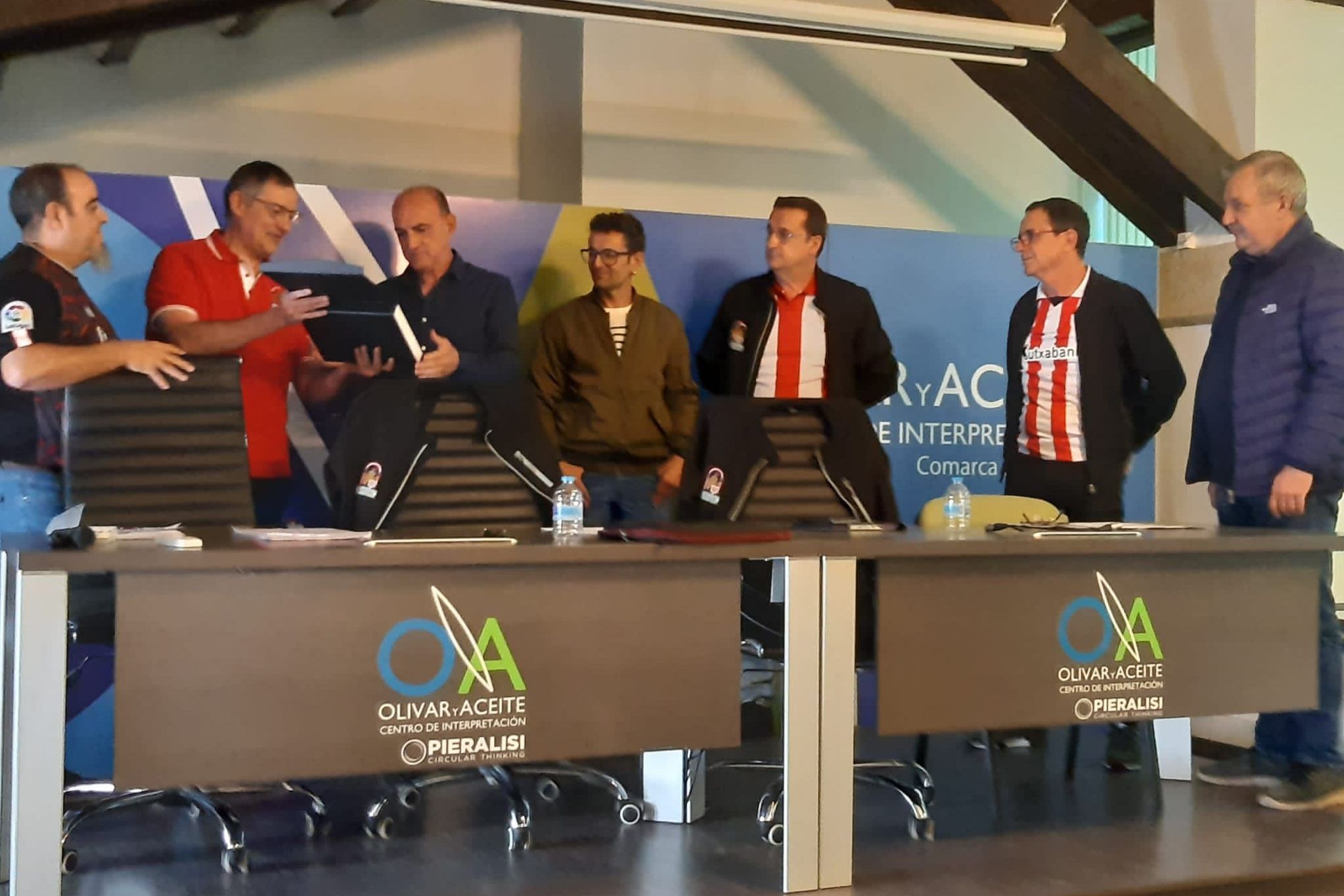  Entrega de una placa en el XIII Congreso de la Agrupación Sur de Peñas del Athletic Club.