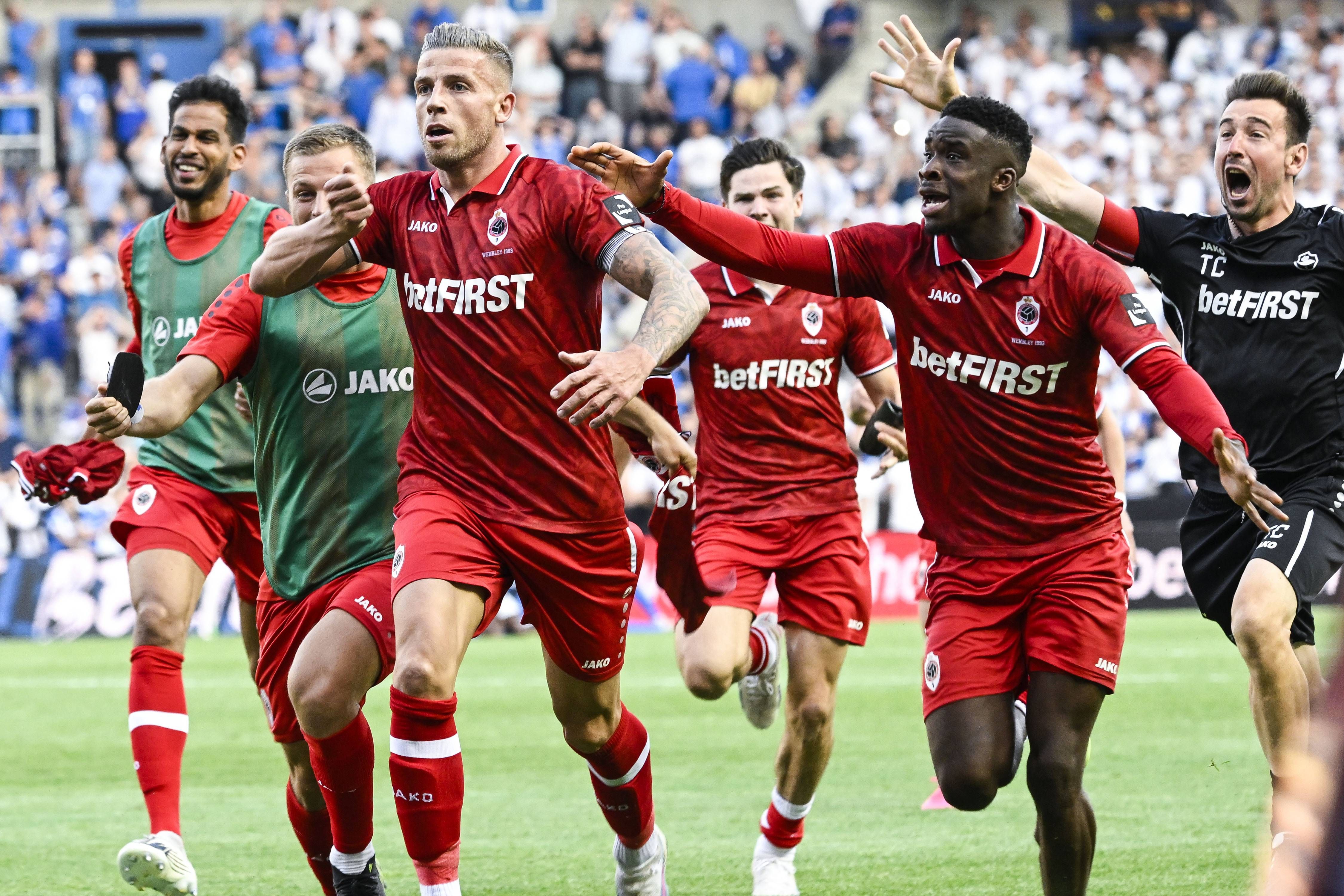  Toby Alderweireld celebra su gol para la liga del Amberes.