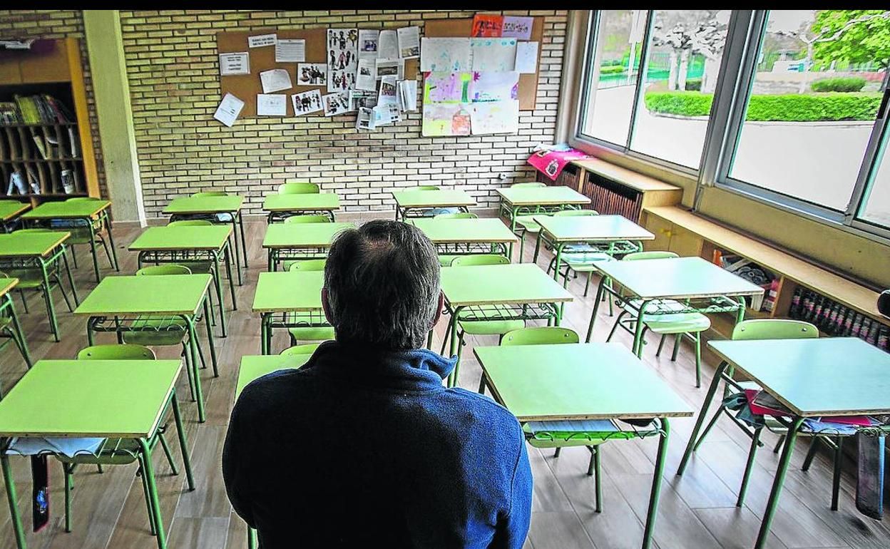 Un profesor en una clase vacía de un colegio (FOTO: EFE).