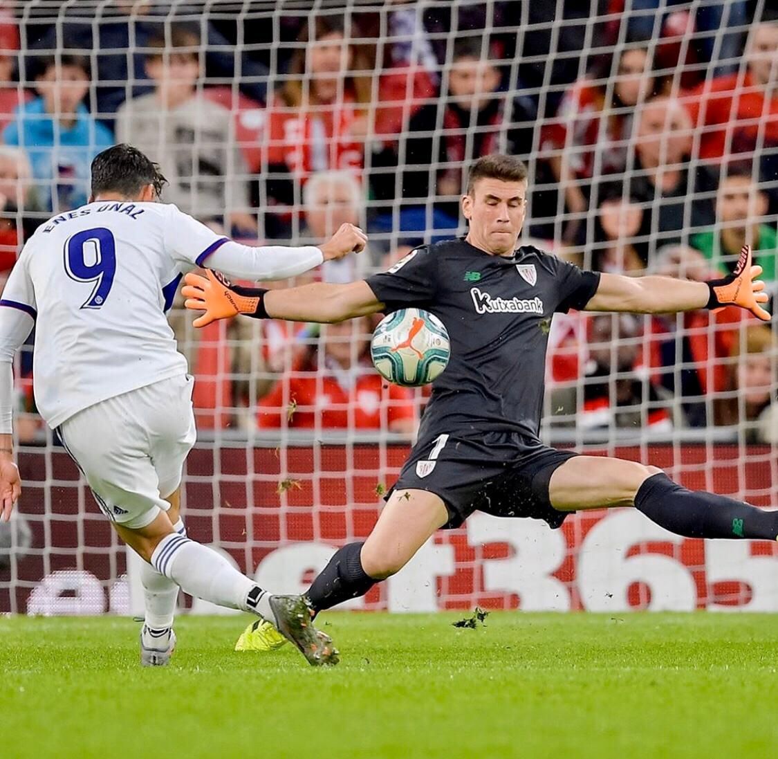 Gran salida del meta del Athletic Club, Unai Simón, en San Mamés ante el turco Enes Ünal cuando jugaba en el Real Valladolid.