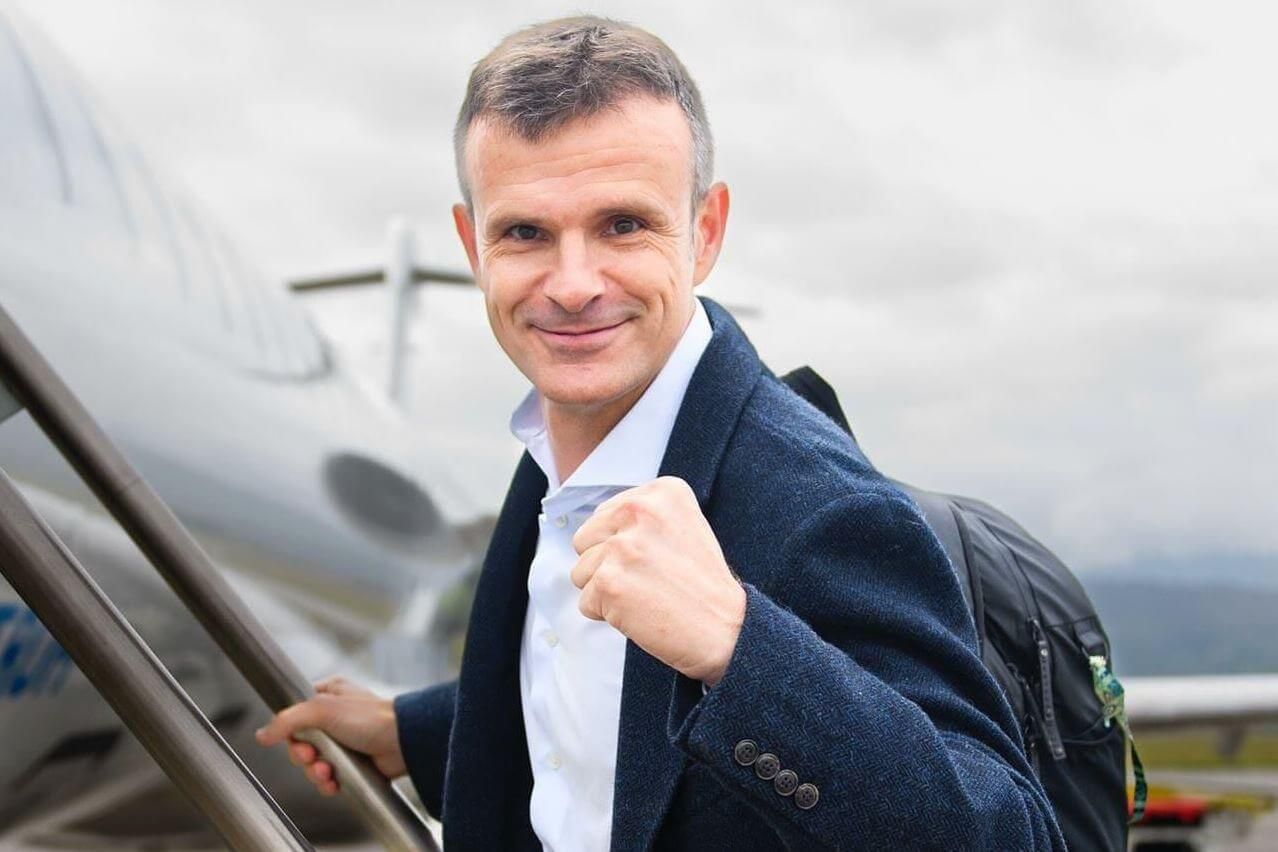  El presidente Jon Uriarte sube eufórico al avión.