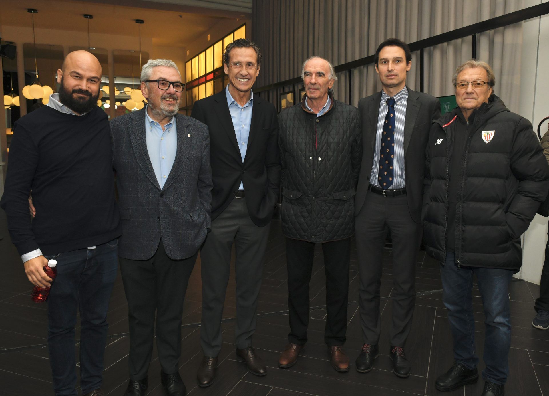  Jorge Valdano bien rodeado en un acto de 'Letras y Fútbol' en Bilbao.