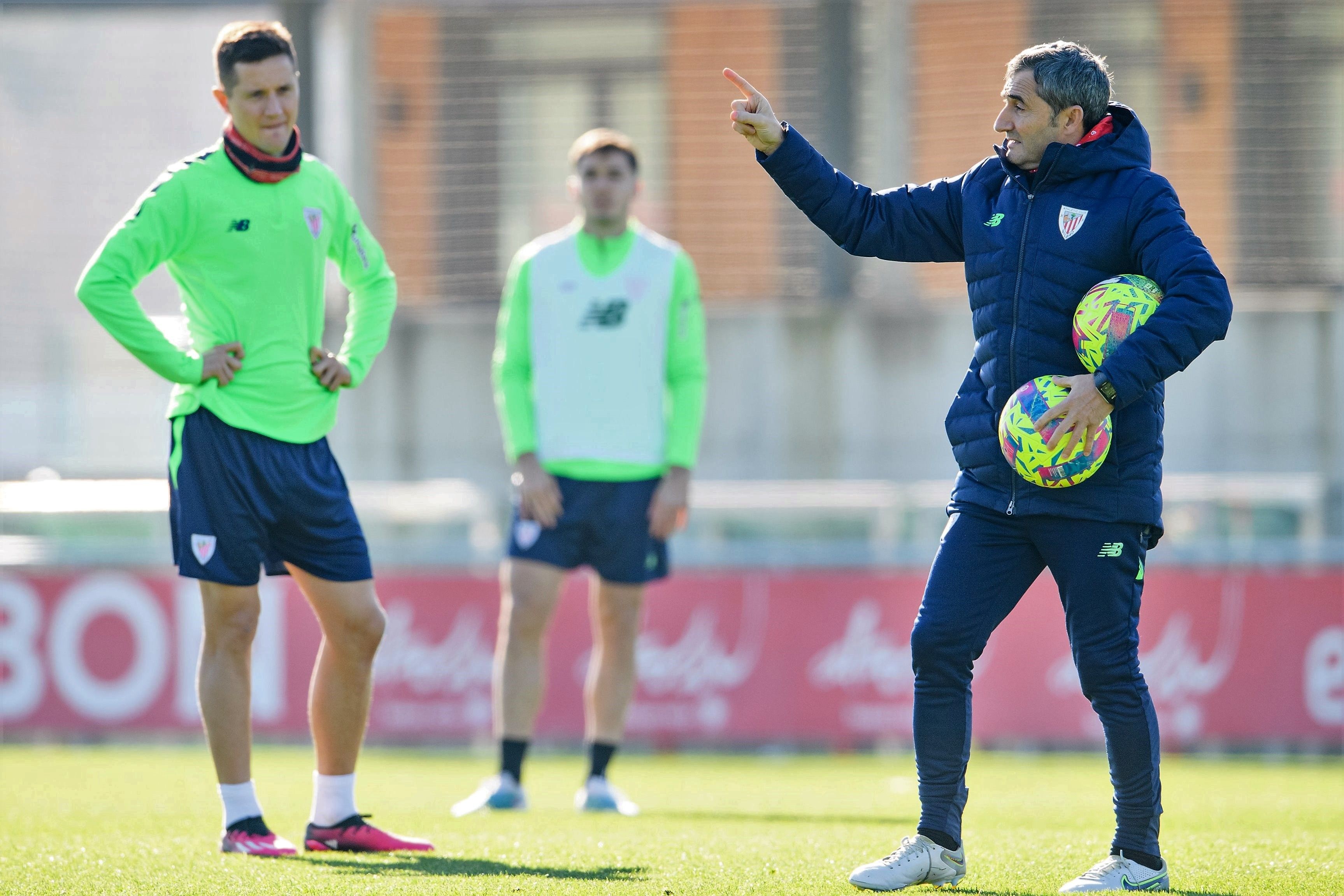  Ander Herrera atiende al técnico Ernesto Valverde en Lezama.