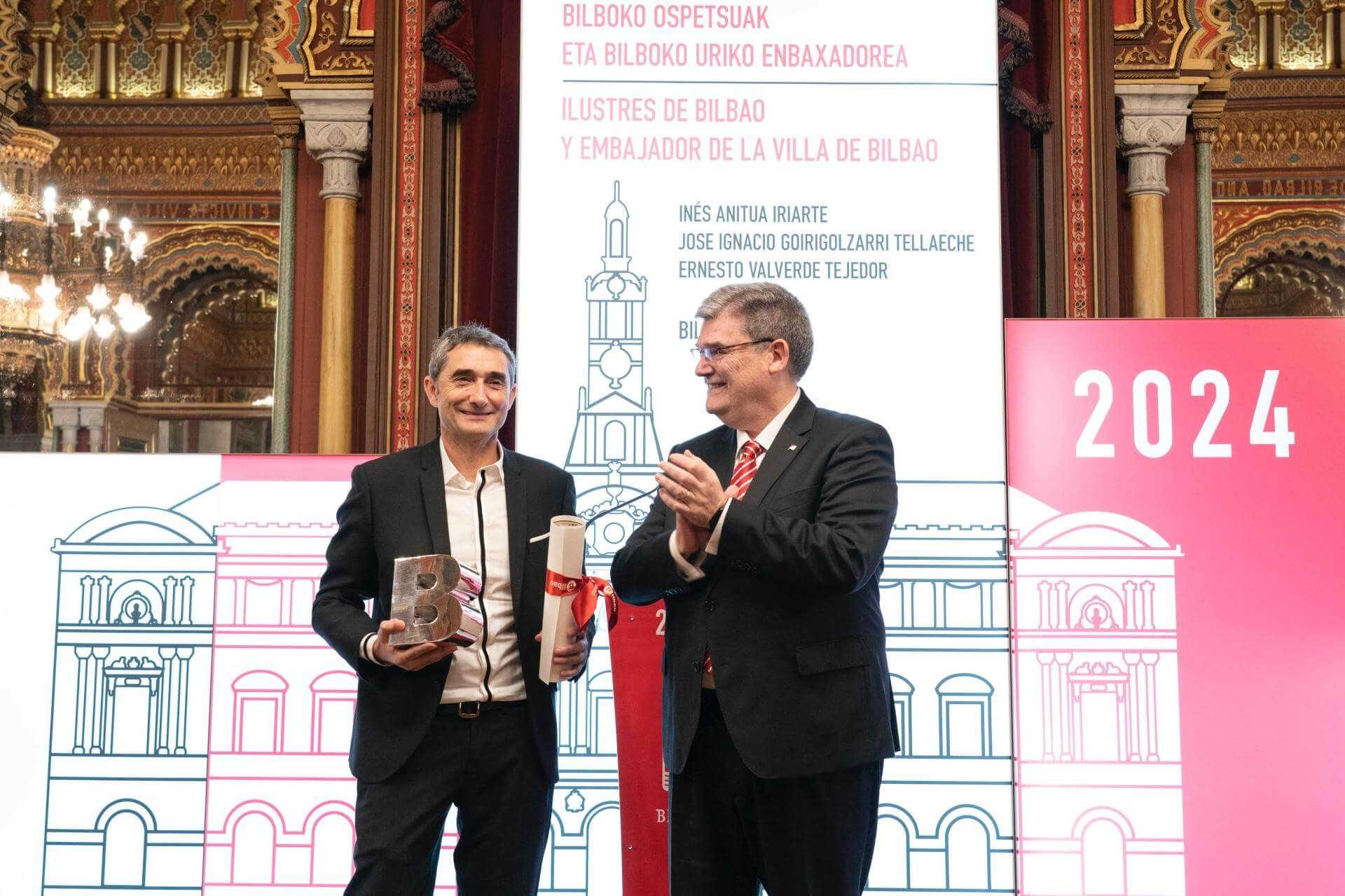  Ernesto Valverde, junto al alcalde de Bilbao, Juan María Aburto, en el Ayuntamiento.