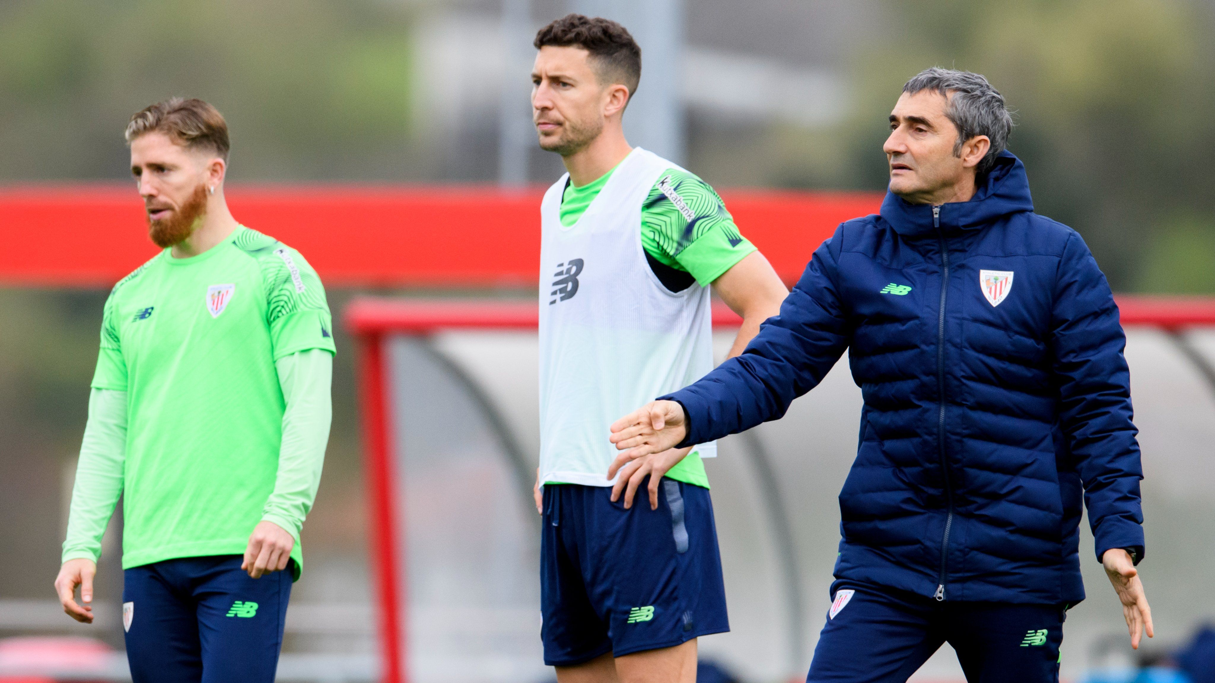  Ernesto Valverde, con Iker Muniain y Oscar De Marcos en Lezama.