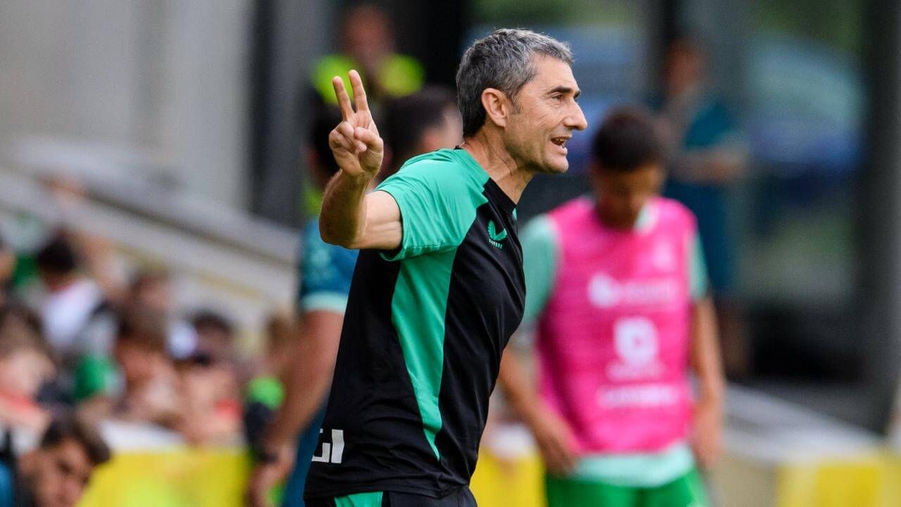  El entrenador rojiblanco Ernesto Valverde dirigiendo en Lasesarre; luego alabaría el trabajo de Peio Canales.