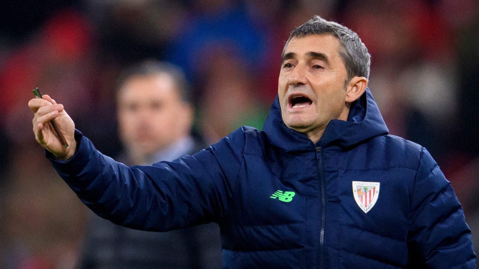  Ernesto Valverde da instrucciones a sus jugadores.