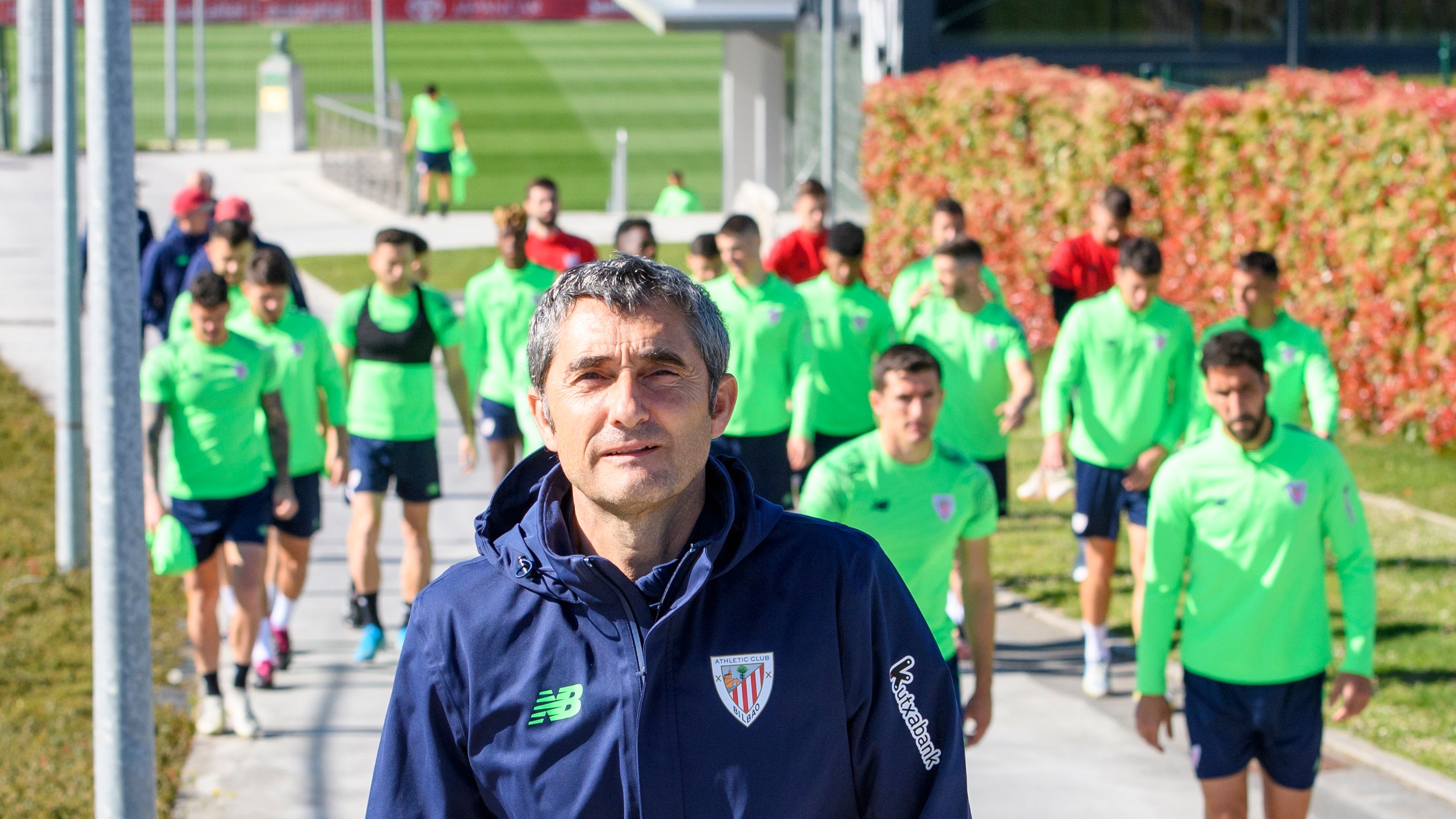 Ernesto Valverde posa al frente de su tropa en Lezama.