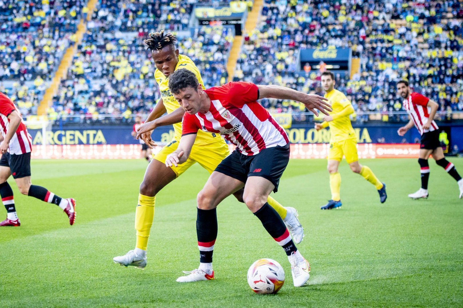  Mikel Vesga la protege ante el Villarreal CF en La Cerámica.