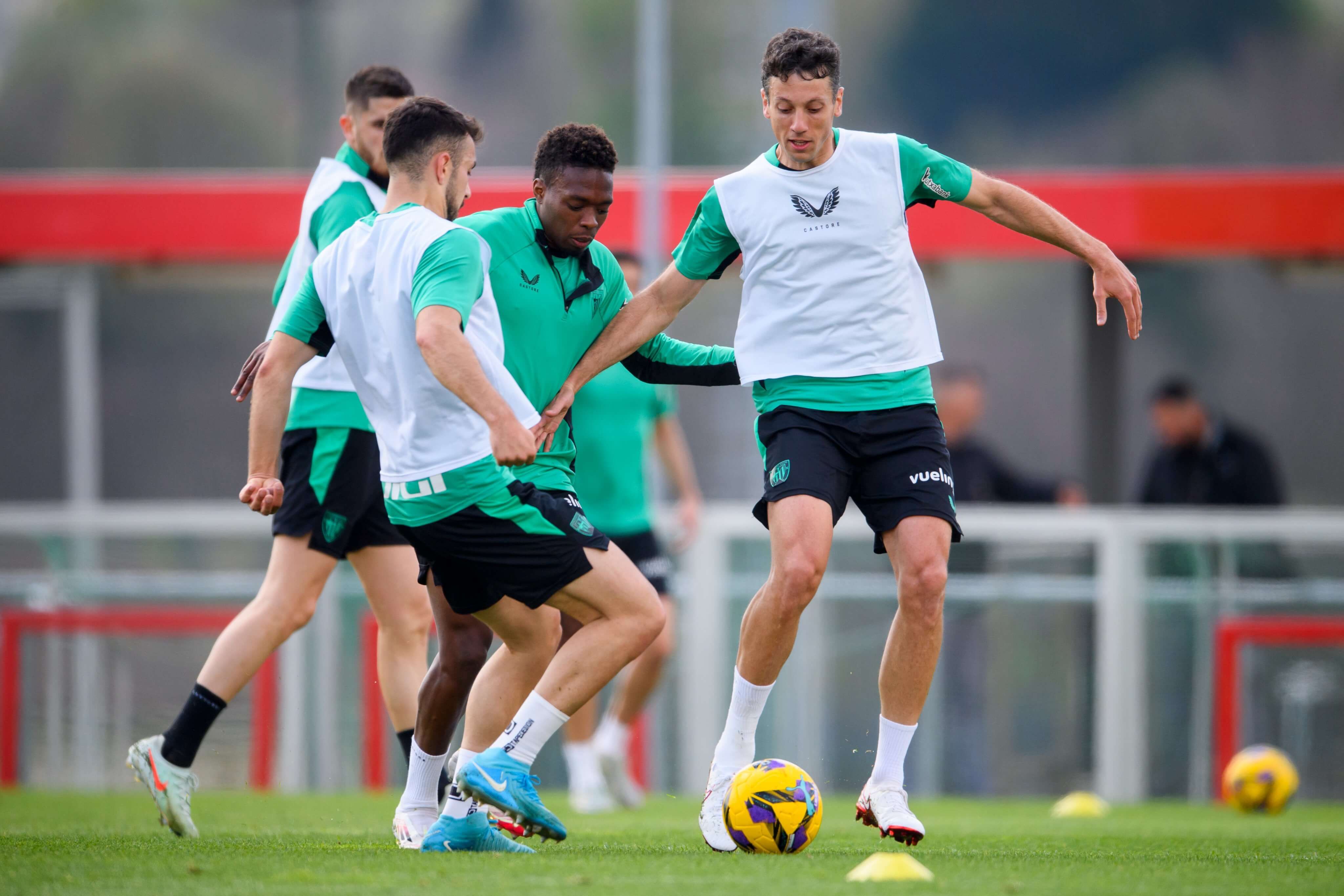 El centrocampista vitoriano Mikel Vesga la maneja en el partidillo del equipo, entrenando en Lezama.