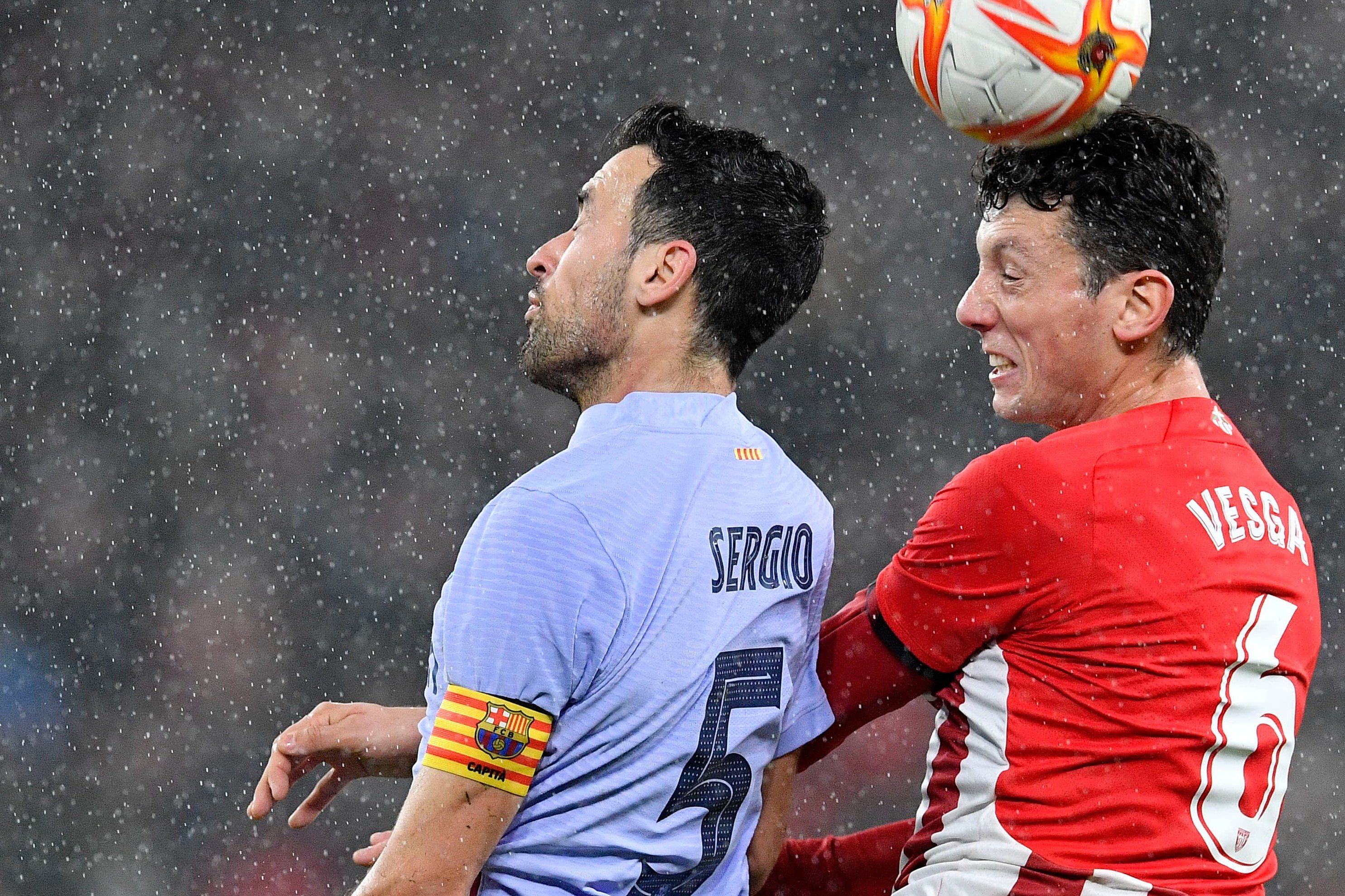  Mikel Vesga salta con Sergio Busquets en un partido de Copa en San Mamés ante el Barça.