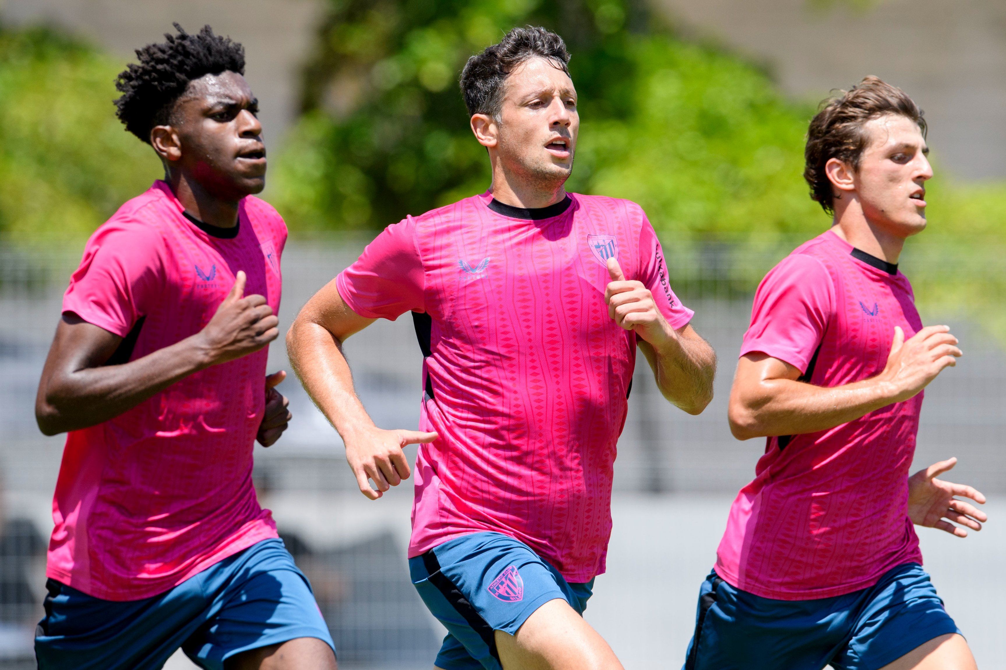  Los centrocampistas Junior Bita, Mikel Vesga y Unai Gómez corretean en México.