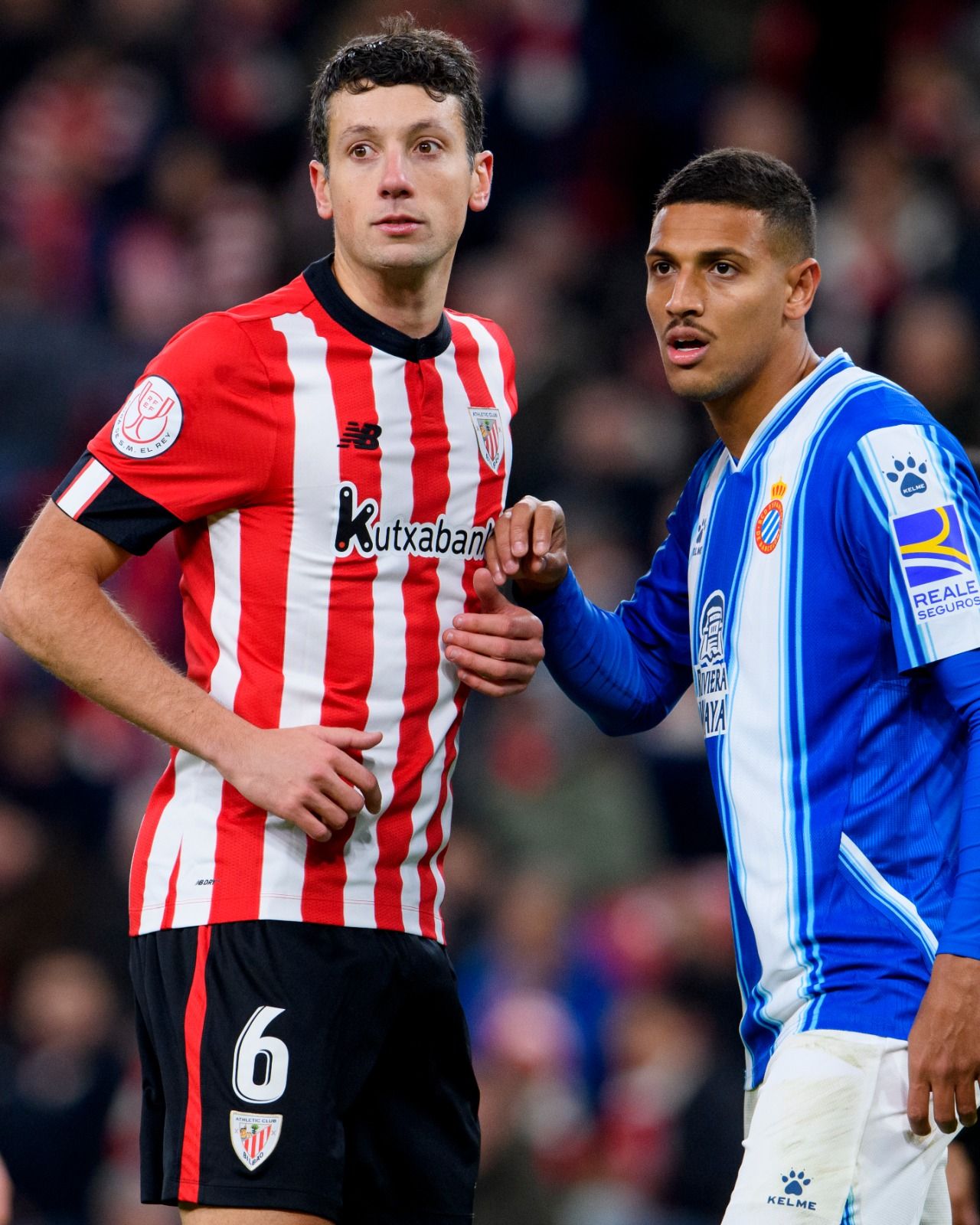  Disputa de Vesga en el Athletic-Espanyol de Copa.