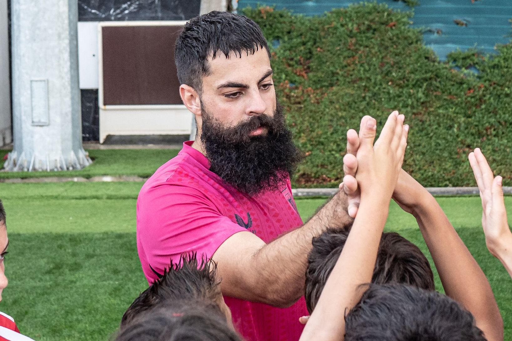 El Búfalo Asier Villalibre saluda a los niños en una jornada en Lezama.