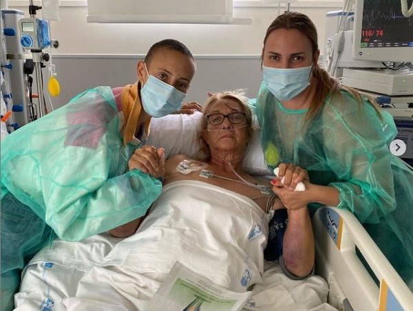 Virginia Torrecilla, junto a su madre en el hospital.