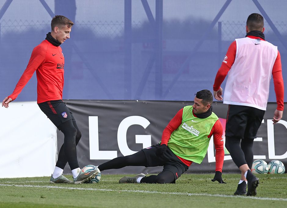  Saponjic, sentenciado por Simeone, pelea por un balón con Vitolo.