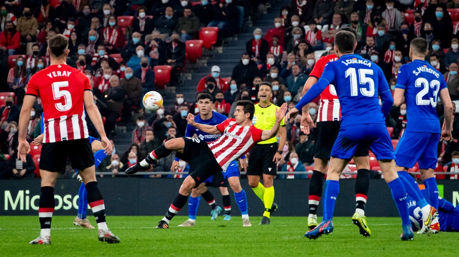 El central Daniel Vivian despeja en un partido ante el Getafe CF en San Mamés.