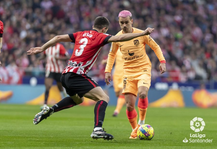  Vivian, ante Antoine Griezmann durante el partido ante el Atlético en el Metropolitano.