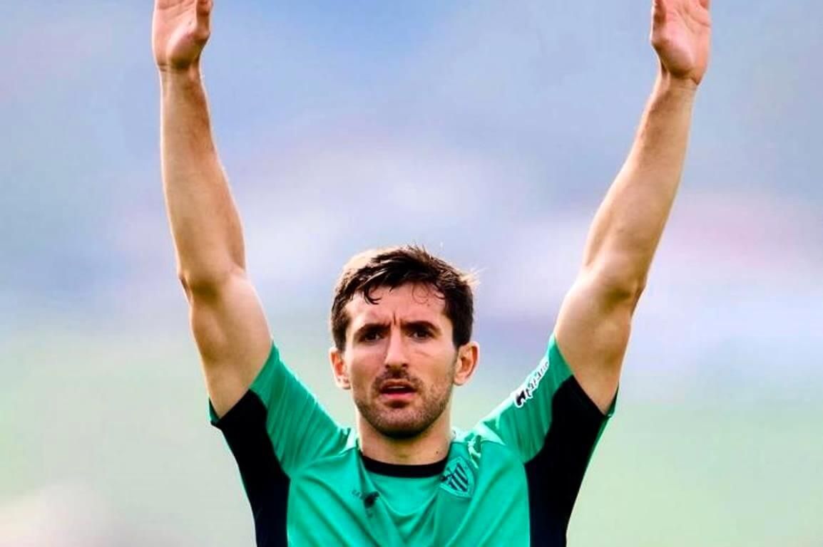 El central alavés Dani Vivian hace un gesto entrenando en Lezama con sus compañeros.