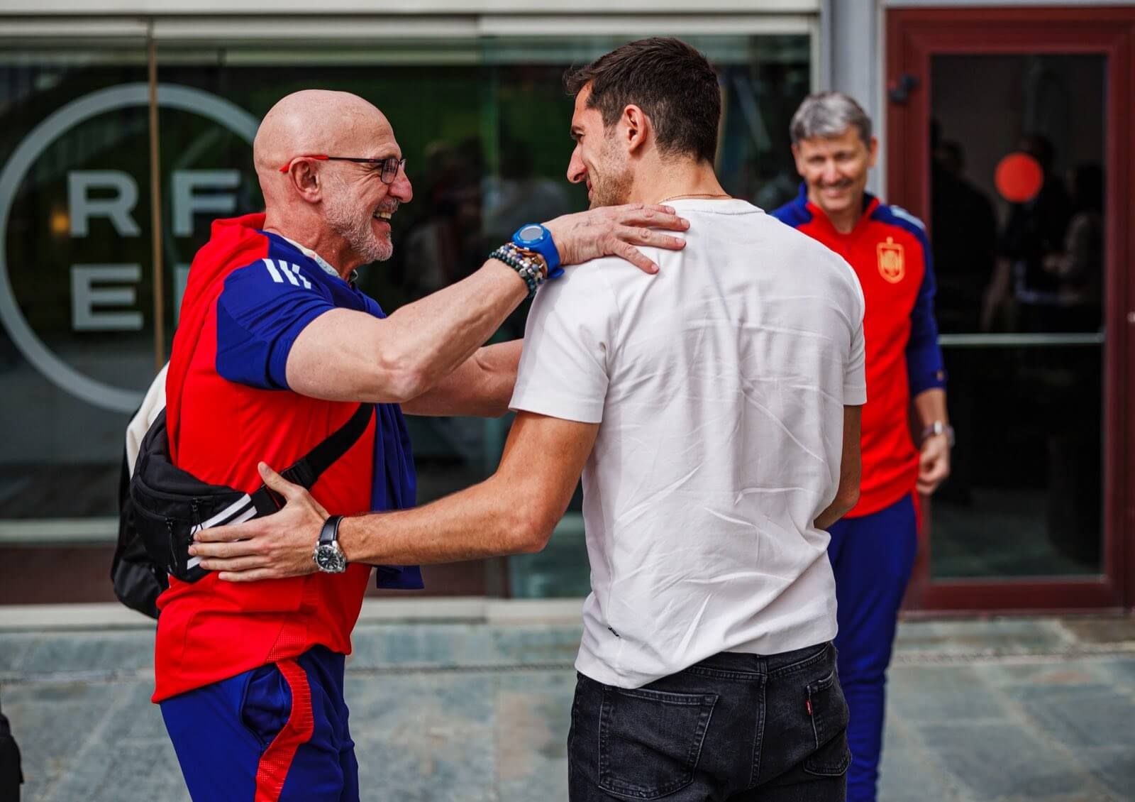 Luis de la Fuente saluda al central del Athletic Club Daniel Vivian en su llegada a Las Rozas antes de empezar la Eurocopa.