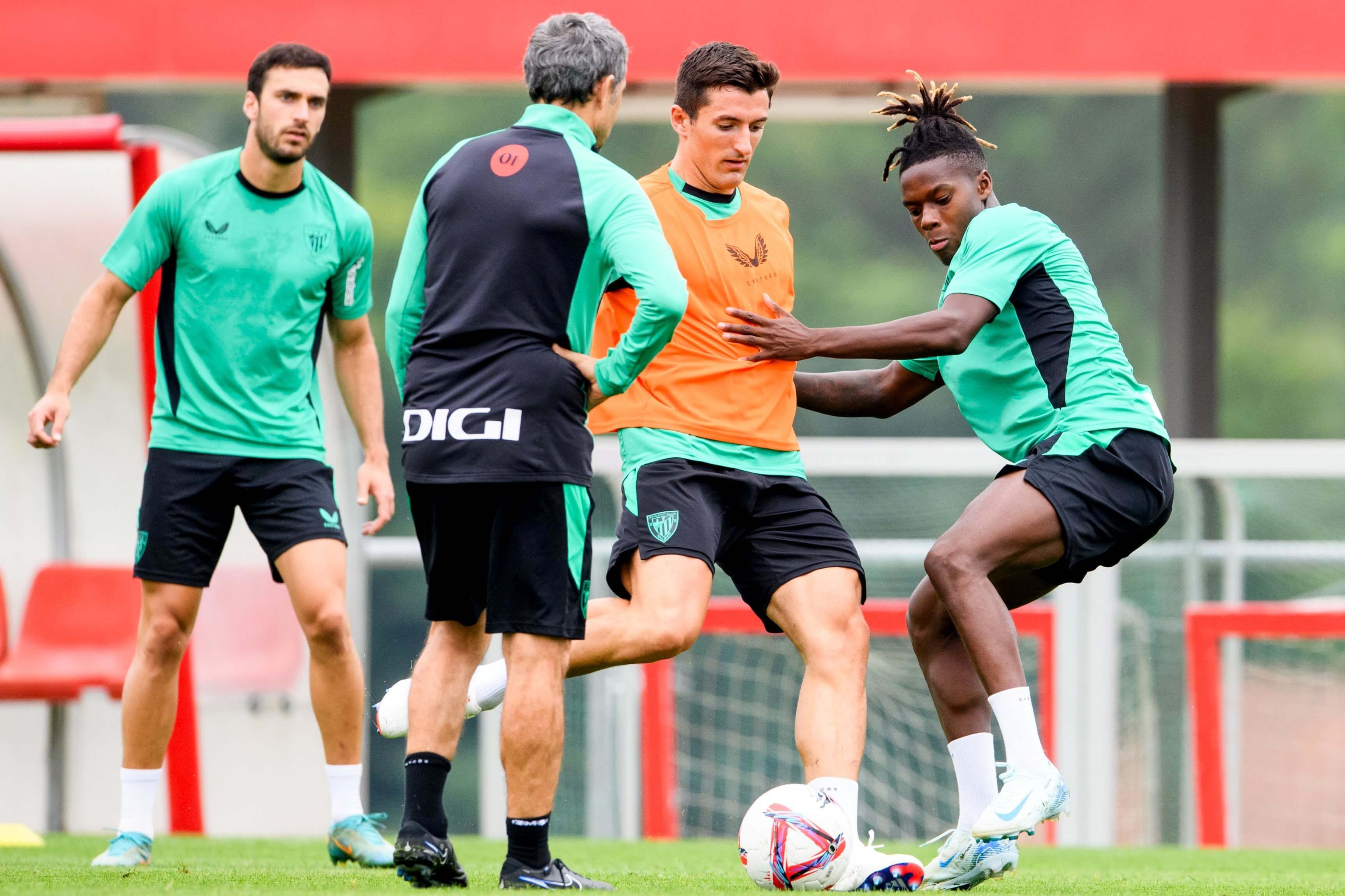  Valverde observa la pugna Vivian-Nico Williams en Lezama.