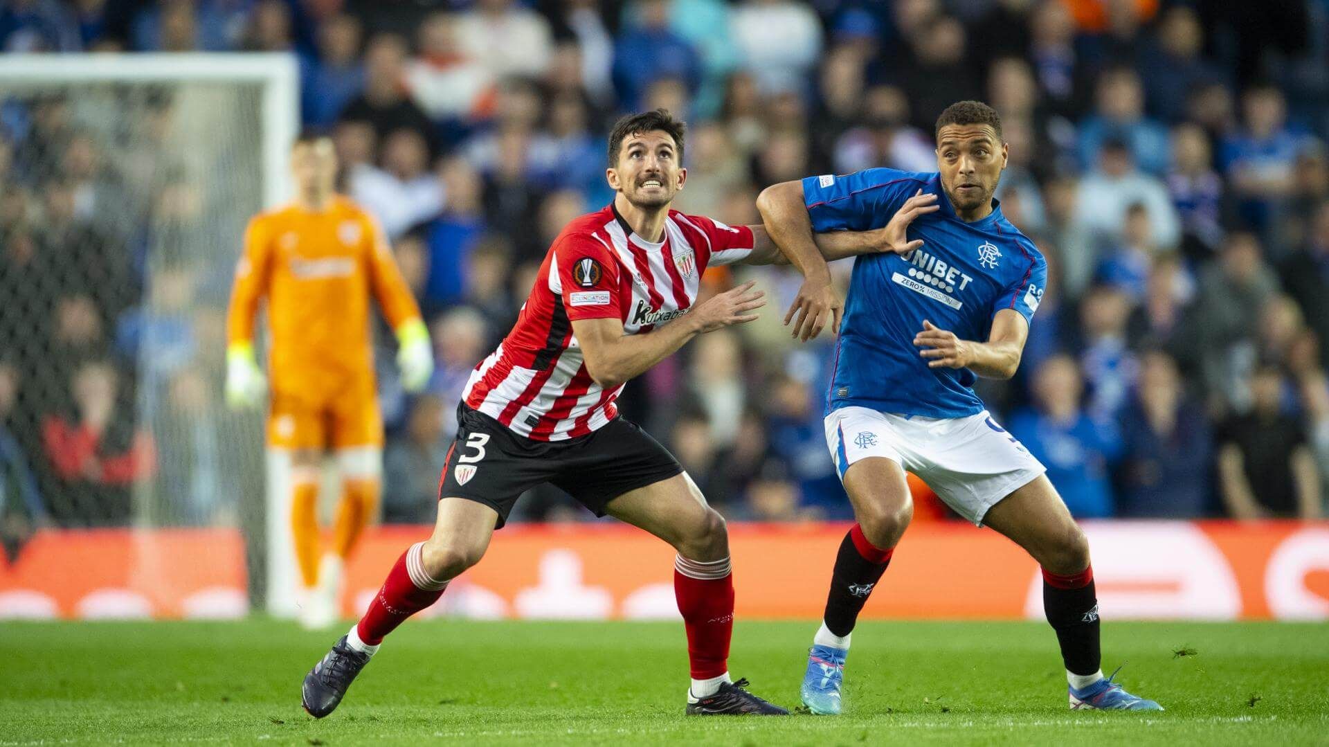  El central Dani Vivian, en plena pugna ante el Rangers FC en Ibrox.