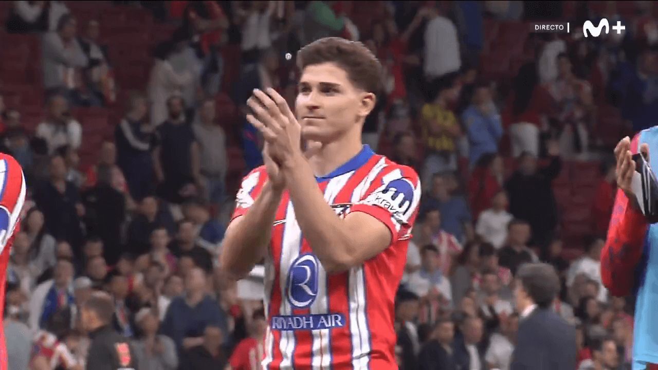  Los jugadores del Atlético aplauden a la grada (Movistar +)