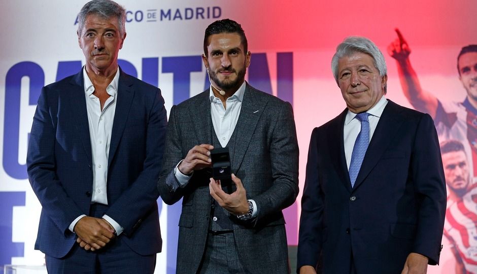Miguel Ángel Gil Marín, Koke y Enrique Cerezo, en el homenaje al centrocampista.