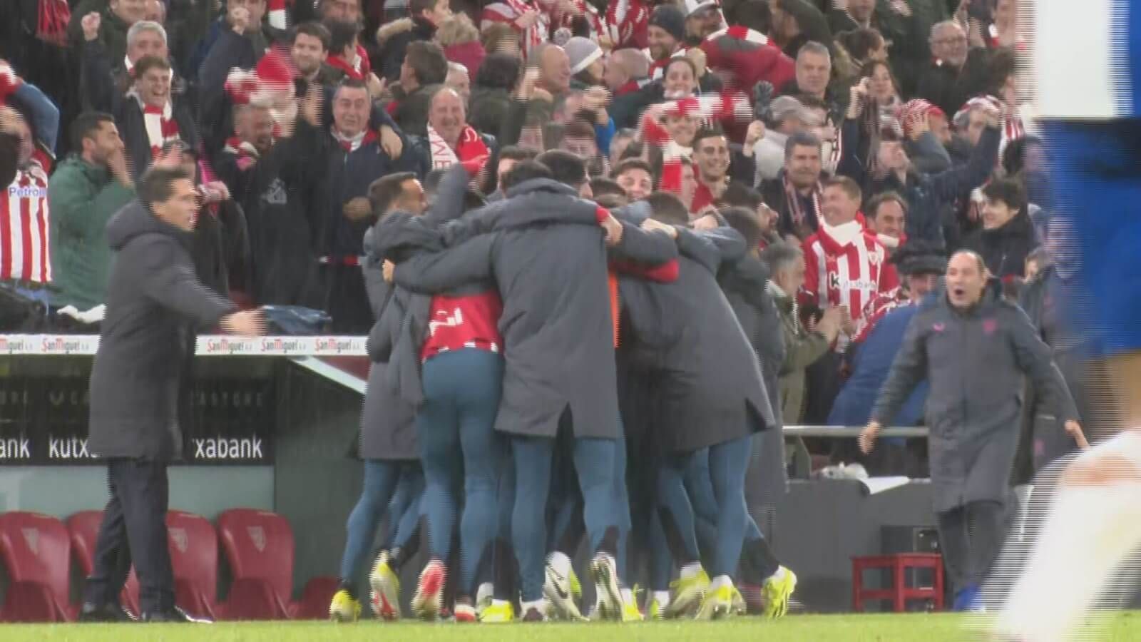  Abrazo del banquillo del Athletic tras el gol de Nico Williams.