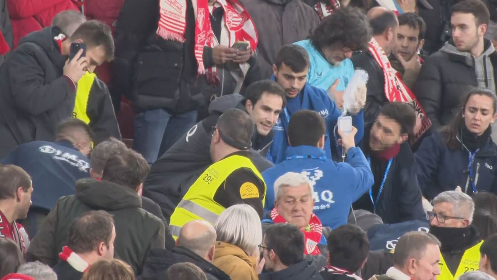  Servicios médicos de San Mamés atienden al aficionado.