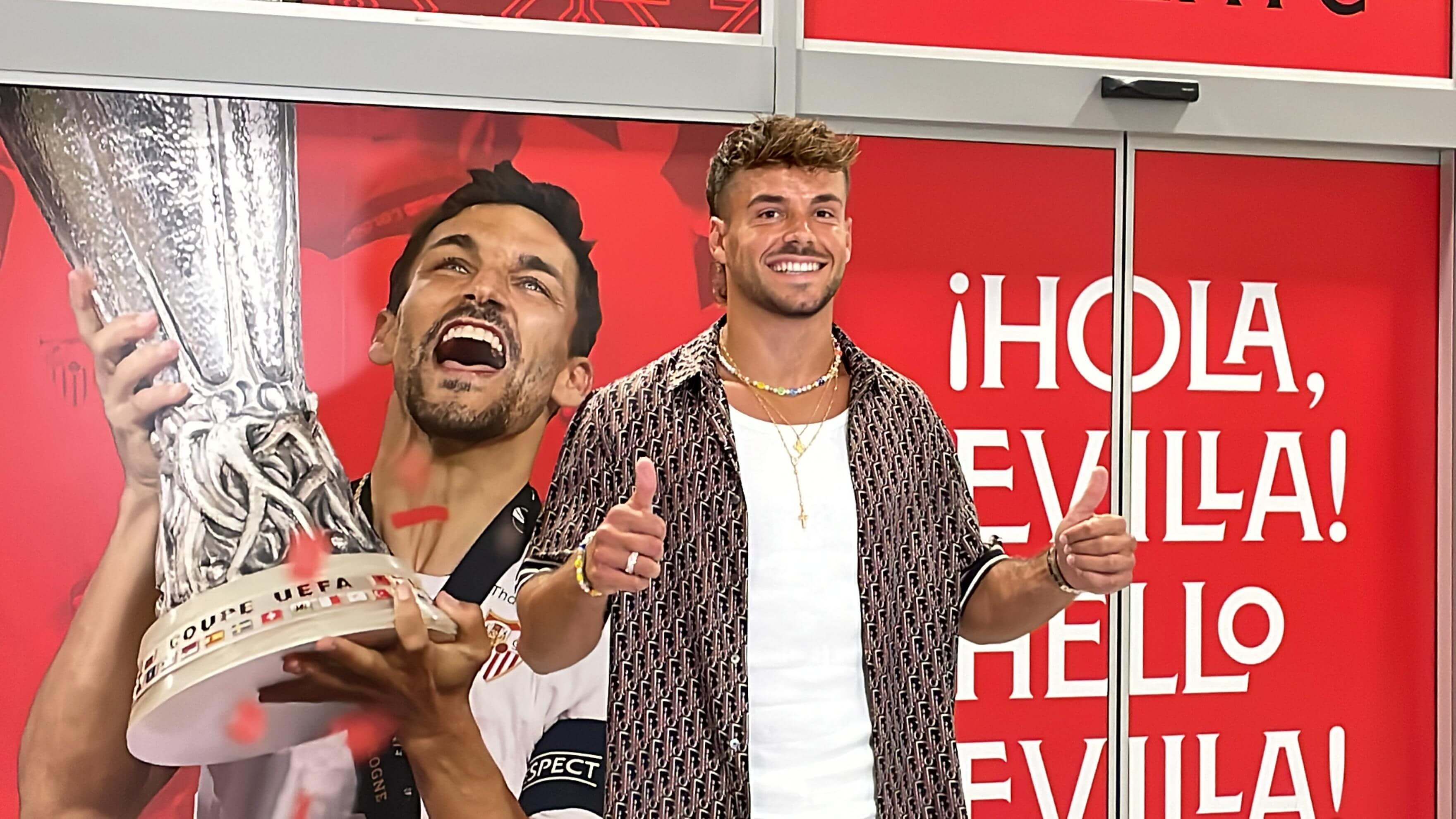 Álvaro Fernández llega para firmar con el Sevilla FC