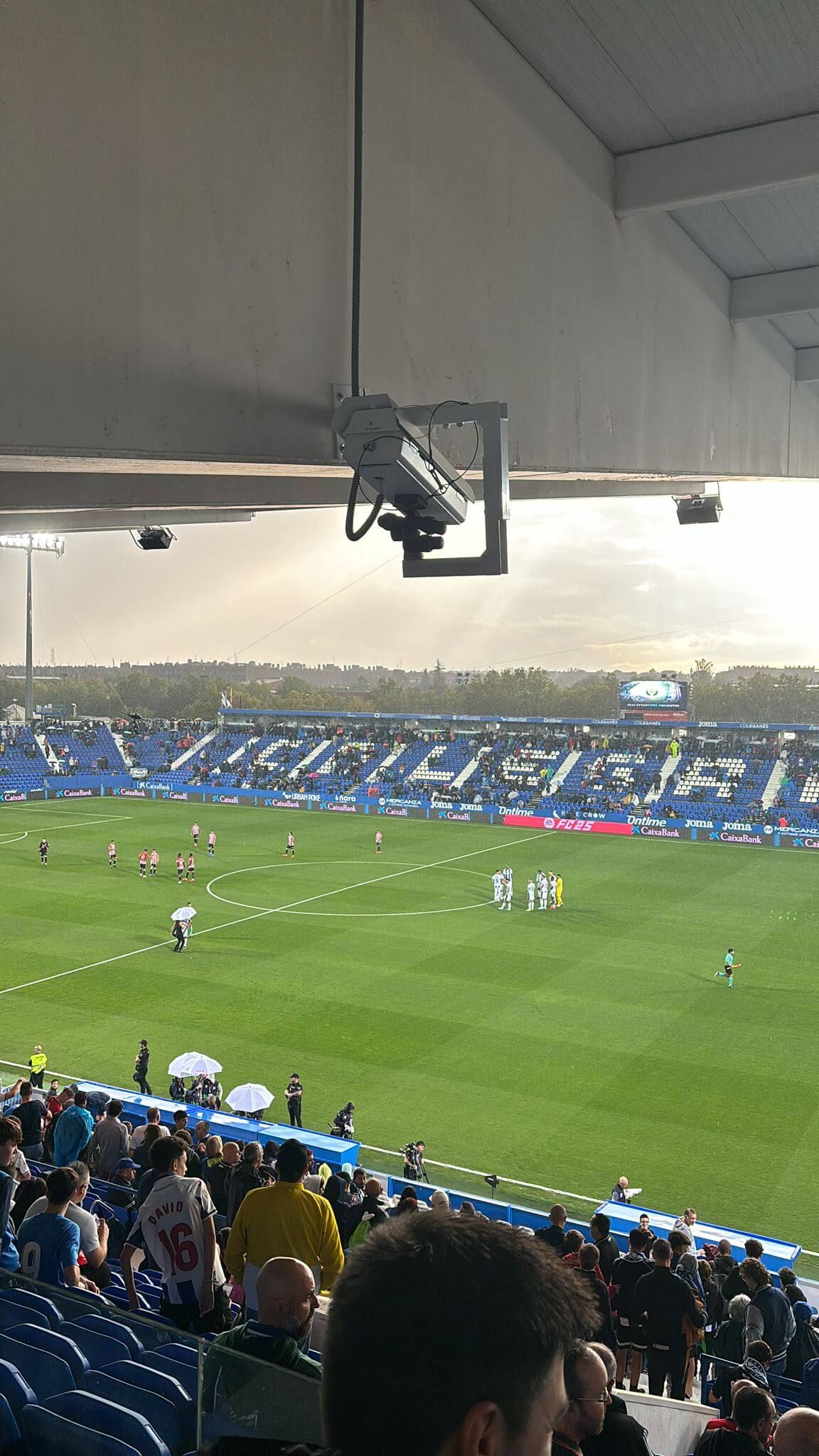 Las gradas de Butarque, vacías por la lluvia