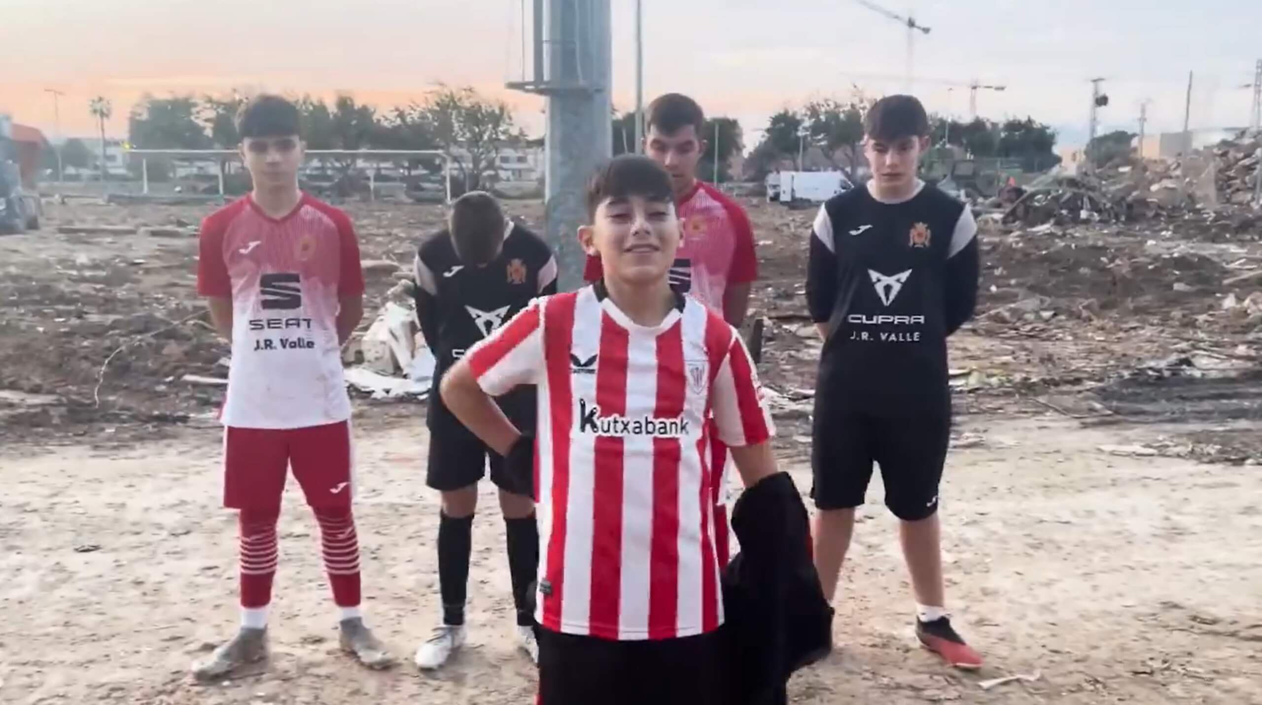  Jóvenes del Alfafar con los colores del Athletic Club.