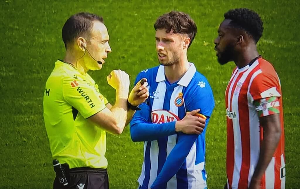  Cuadra Fernández activa el protocolo antirracismo delante de Iñaki Williams en el partido RCD Espanyol- Athletic Club.