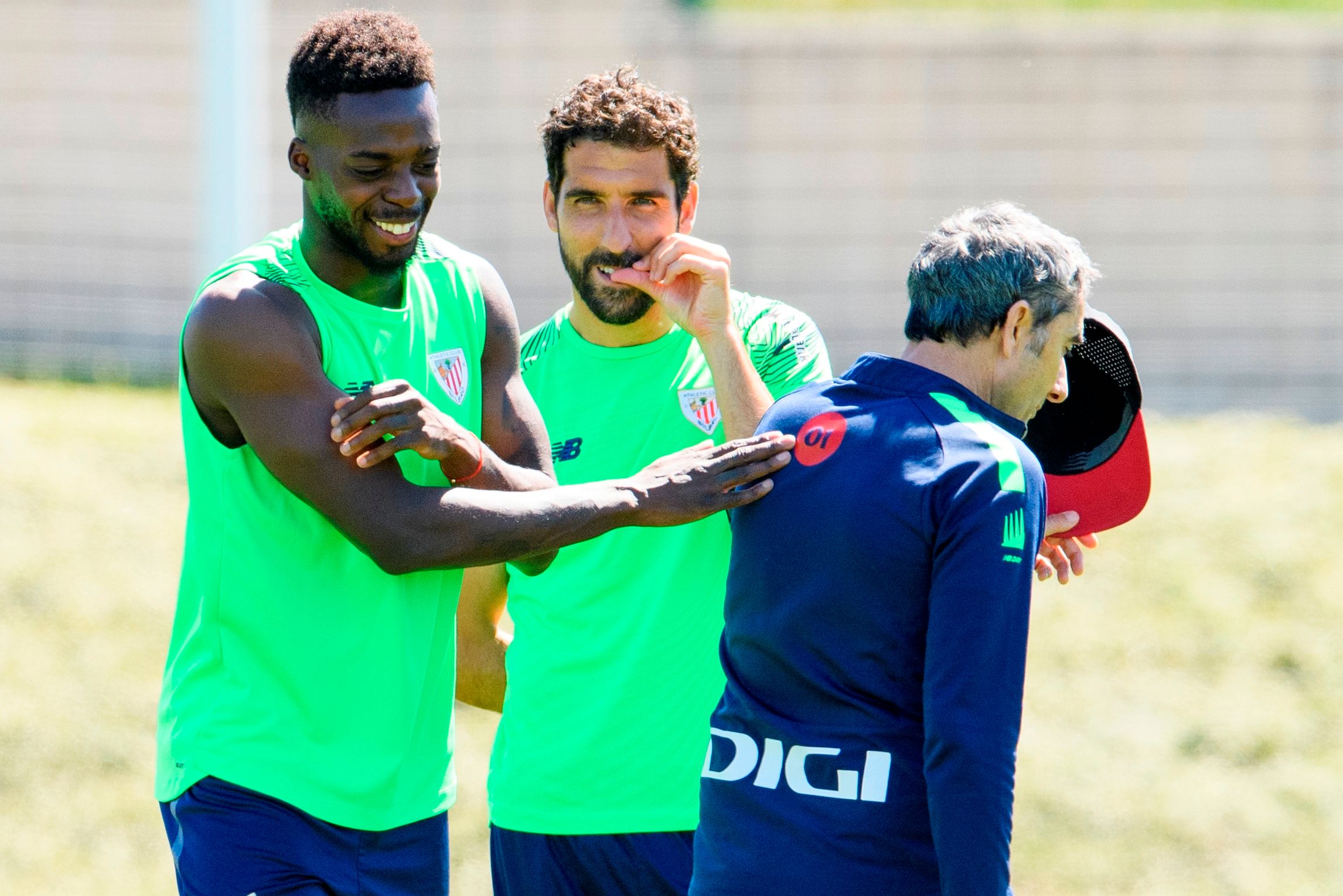  Gesto de Iñaki Williams con Ernesto Valverde ante la mirada de Raúl García, en Lezama.