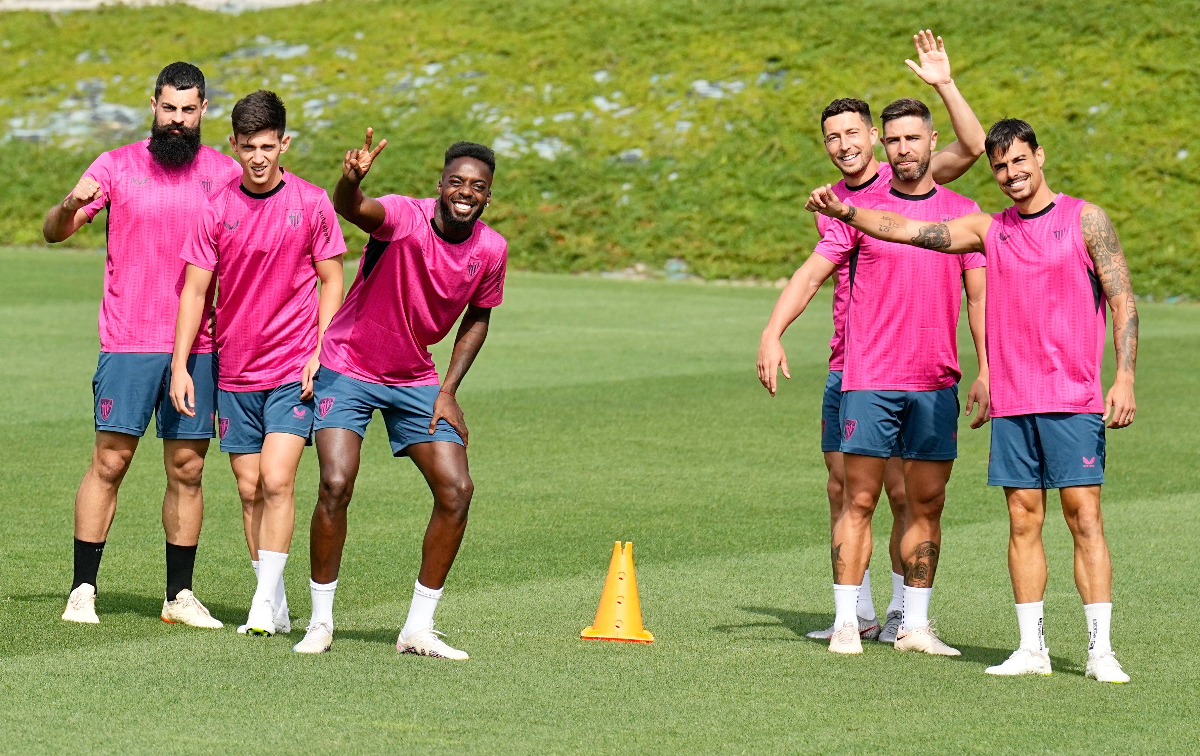  Villalibre, Imanol, Iñaki Williams, De Marcos Yeray y Dani García saludan en Lezama.