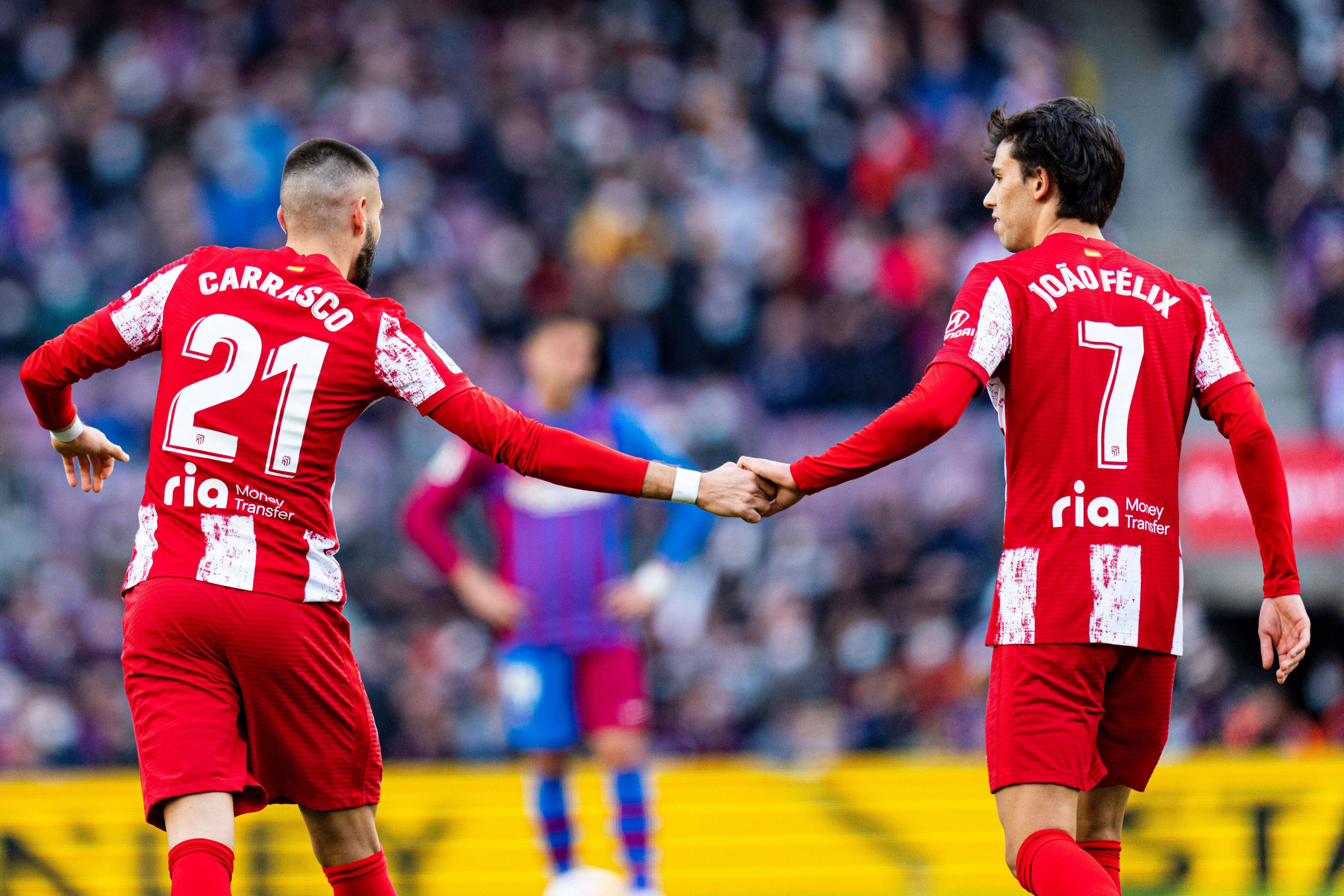  Yannick Carrasco y Joao Félix se saludan en el Atlético de Madrid.