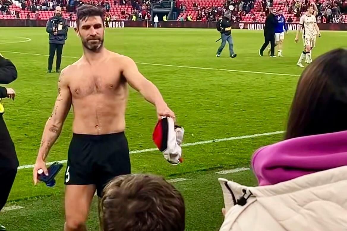 Yeray regala su camiseta a jóvenes aficionados en San Mamés.