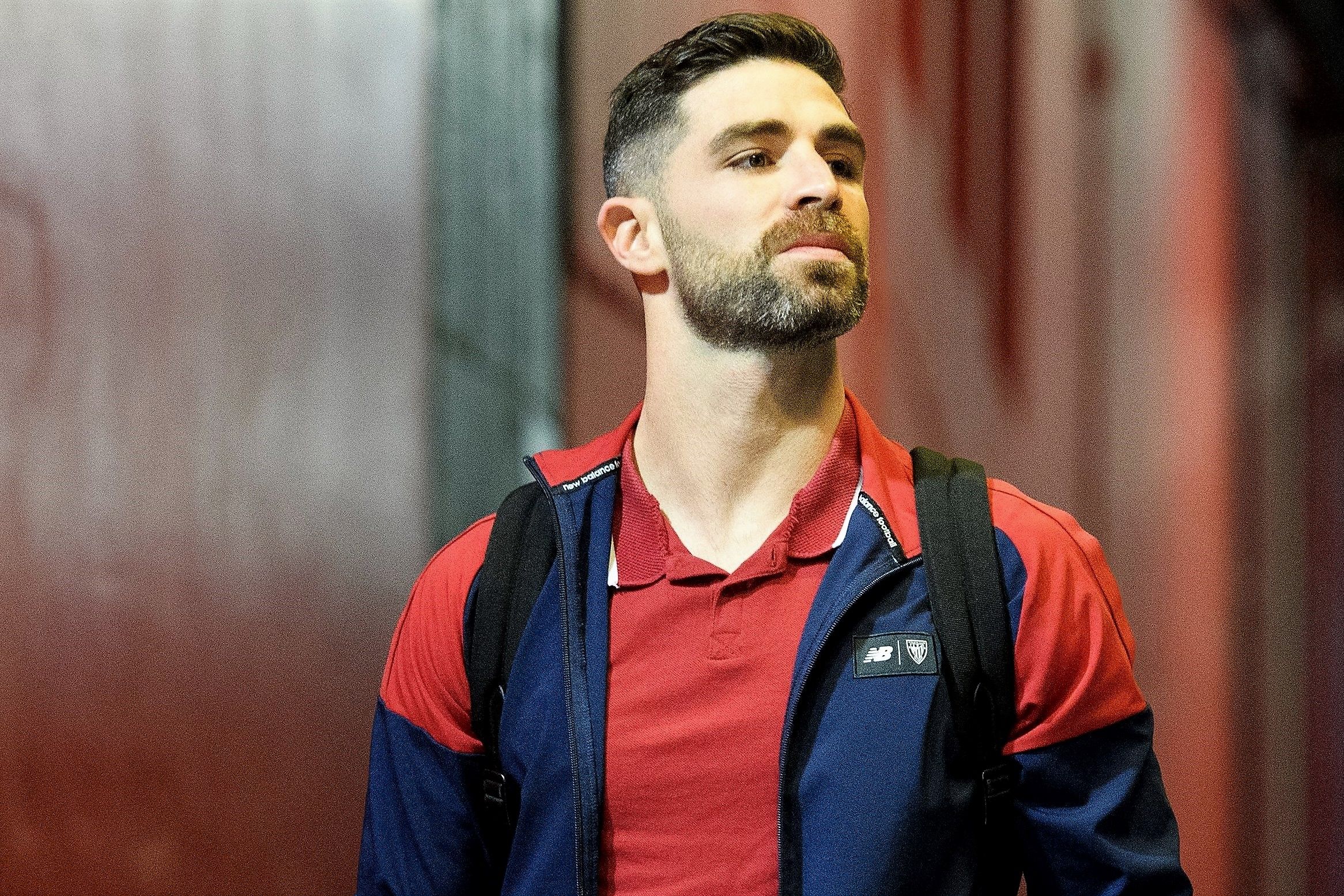  Yeray Álvarez baja del autobús en San Mamés.