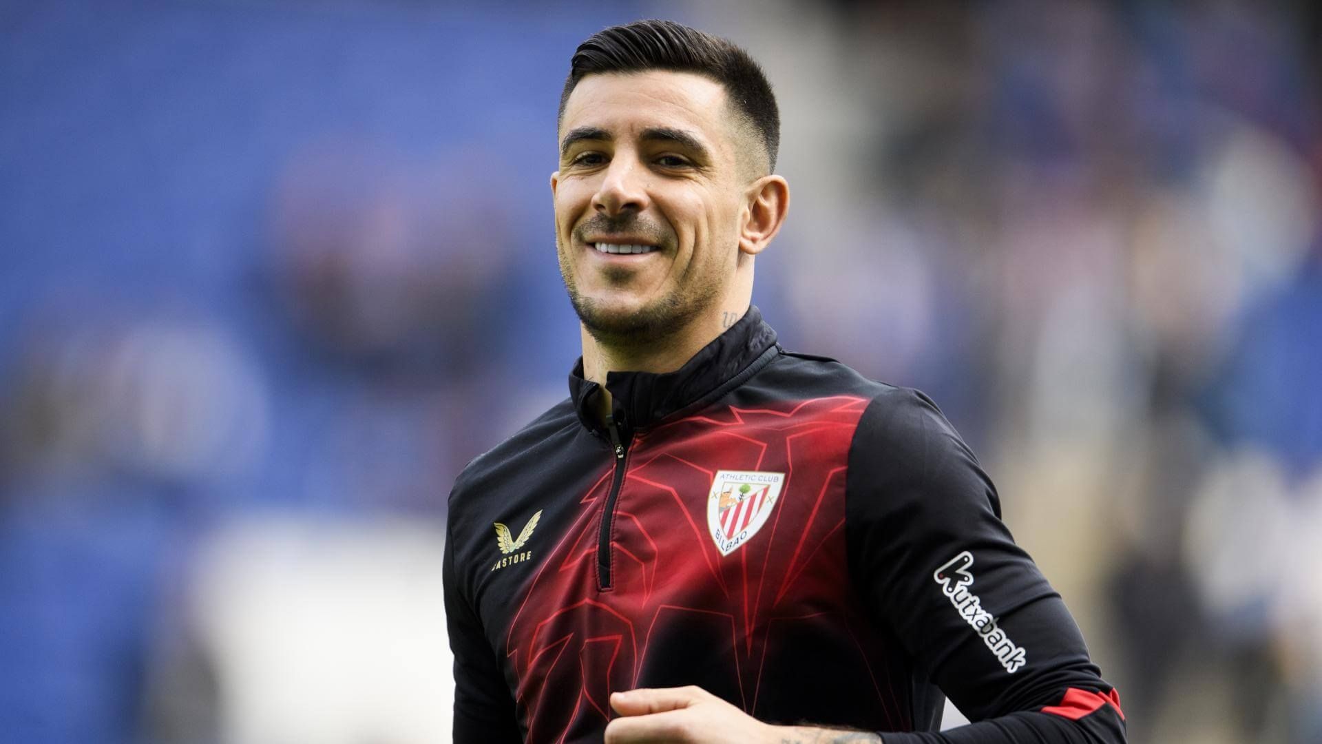 Yuri Berchiche calienta para jugar ante el CA Osasuna en San Mamés.