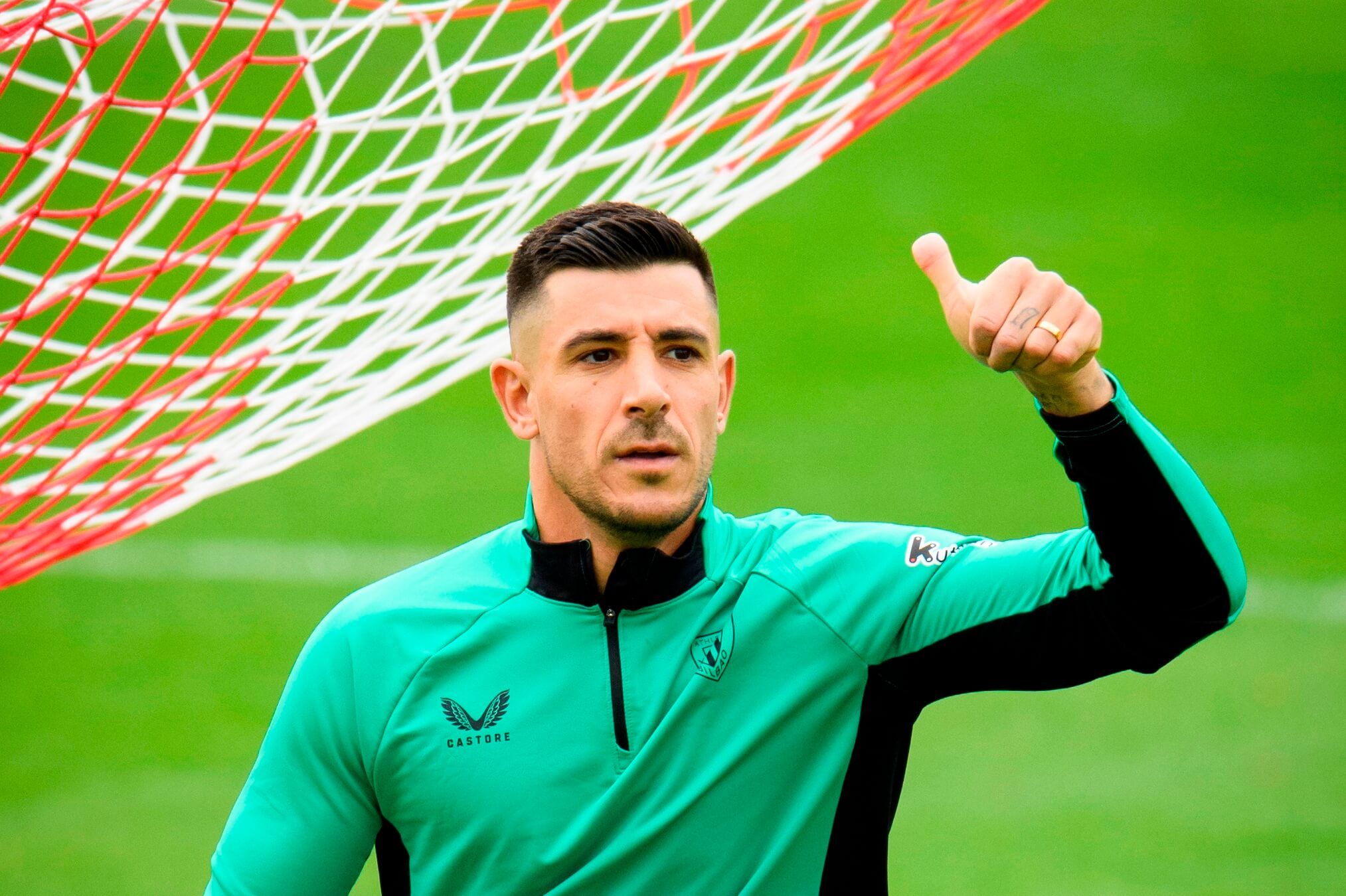 Gesto positivo del lateral zurdo Yuri Berchiche en Lezama.