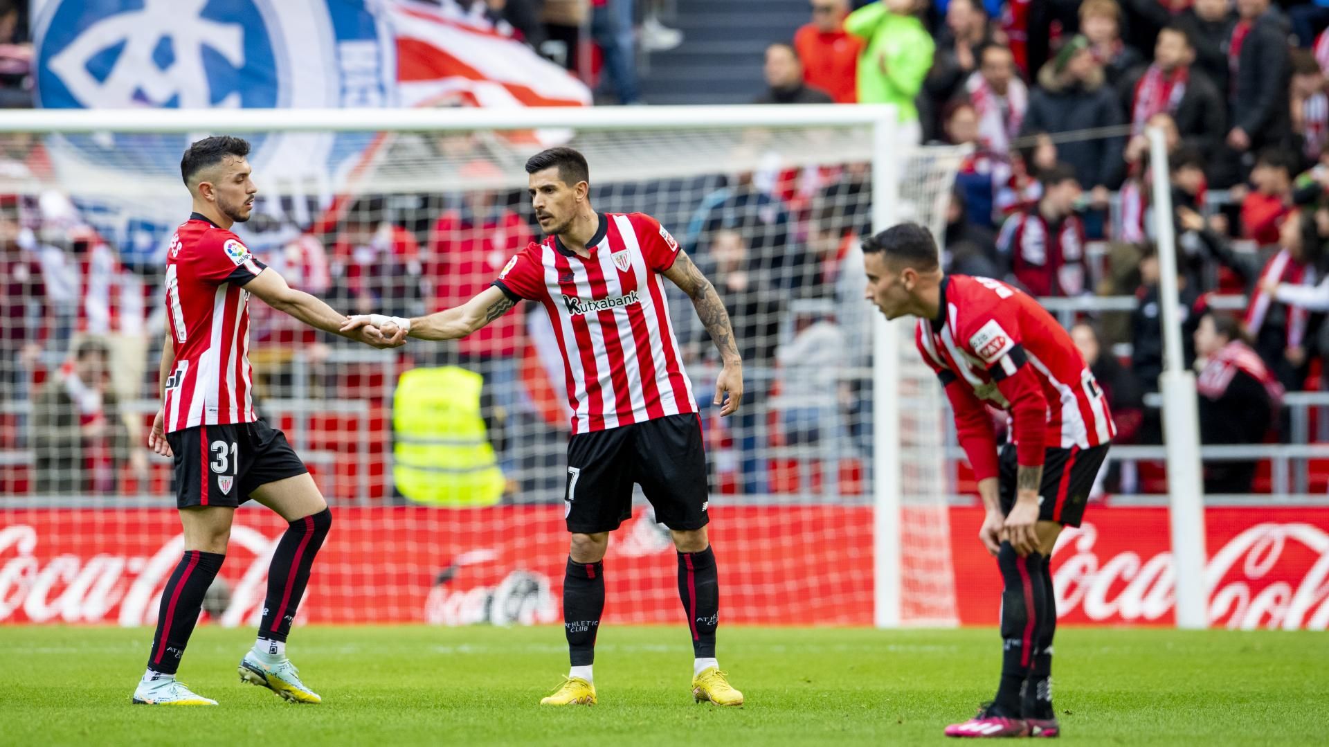 Aitor Paredes felicita a Yuri Berchiche ante Berenguer por su gol ante el Girona en San Mamés.